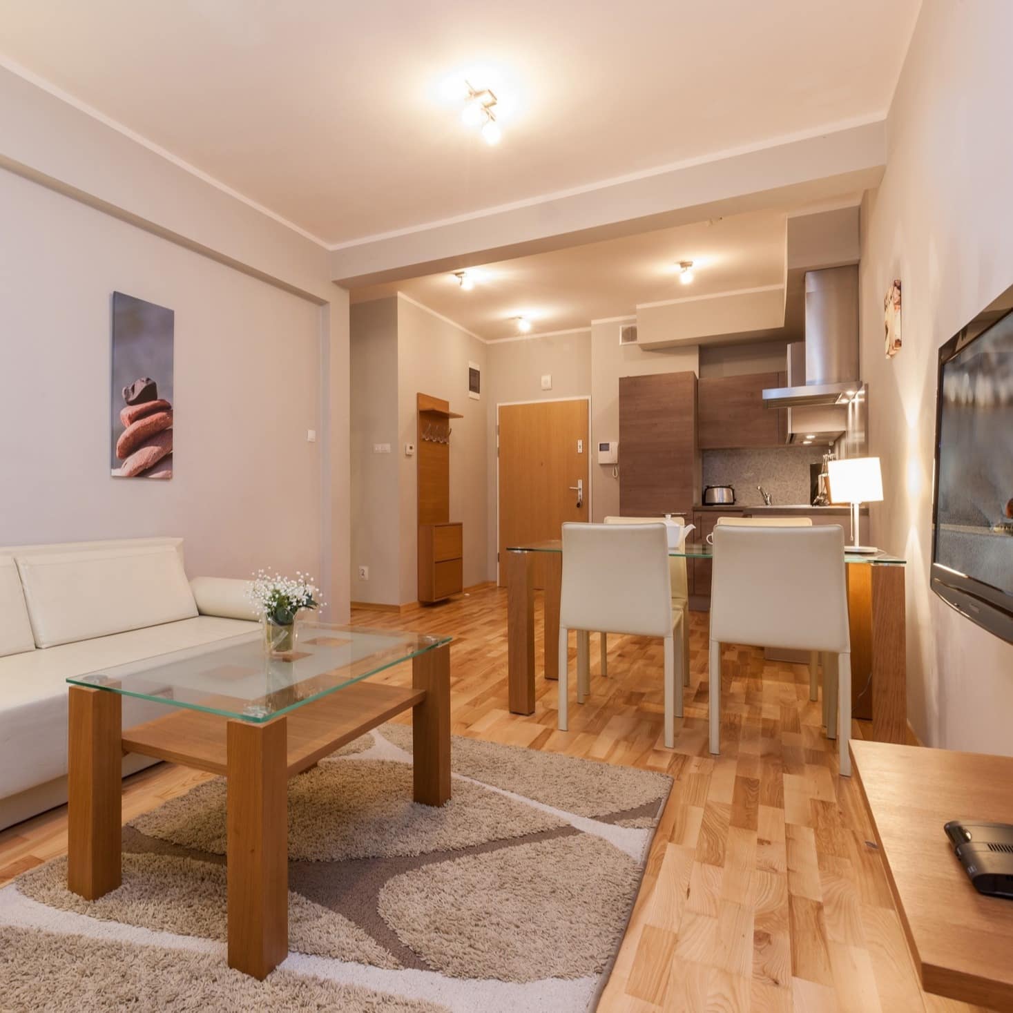 Wohnzimmer und offene Küche in einer last minute Ferienwohnung in Swinemünde
