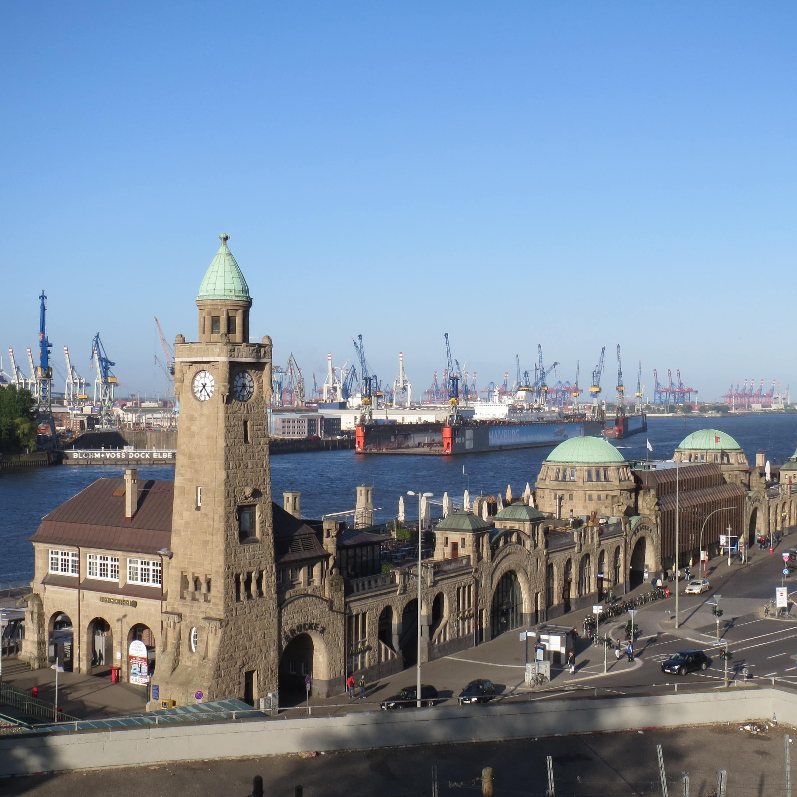 St. Pauli-Landungsbrücken am Hamburger Hafen