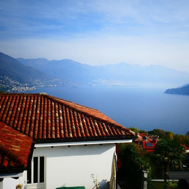 Blick von oben über ein Haus auf den Lago Maggiore