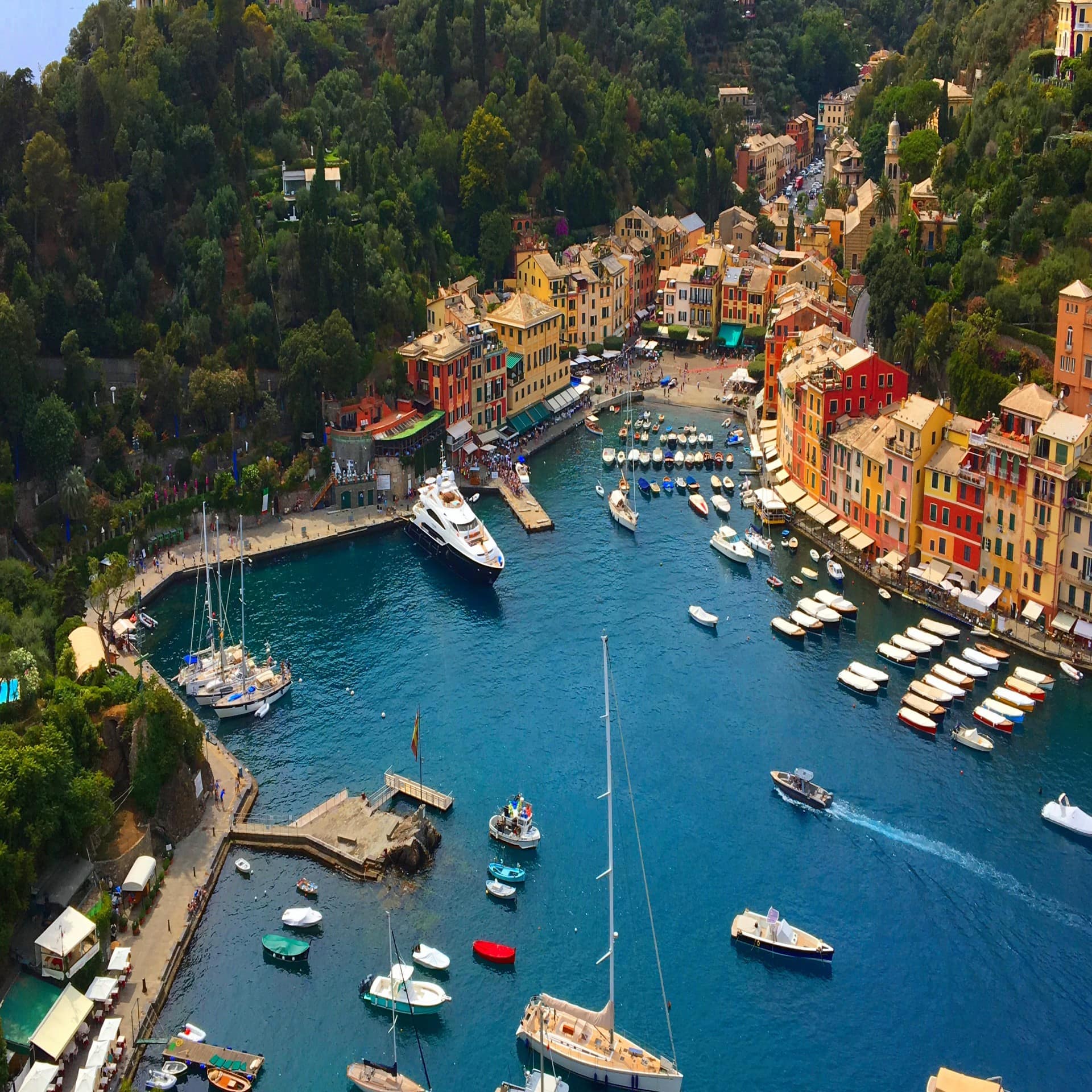 Blick von oben auf Portofino mit einem kleinen Hafen und Strand. 