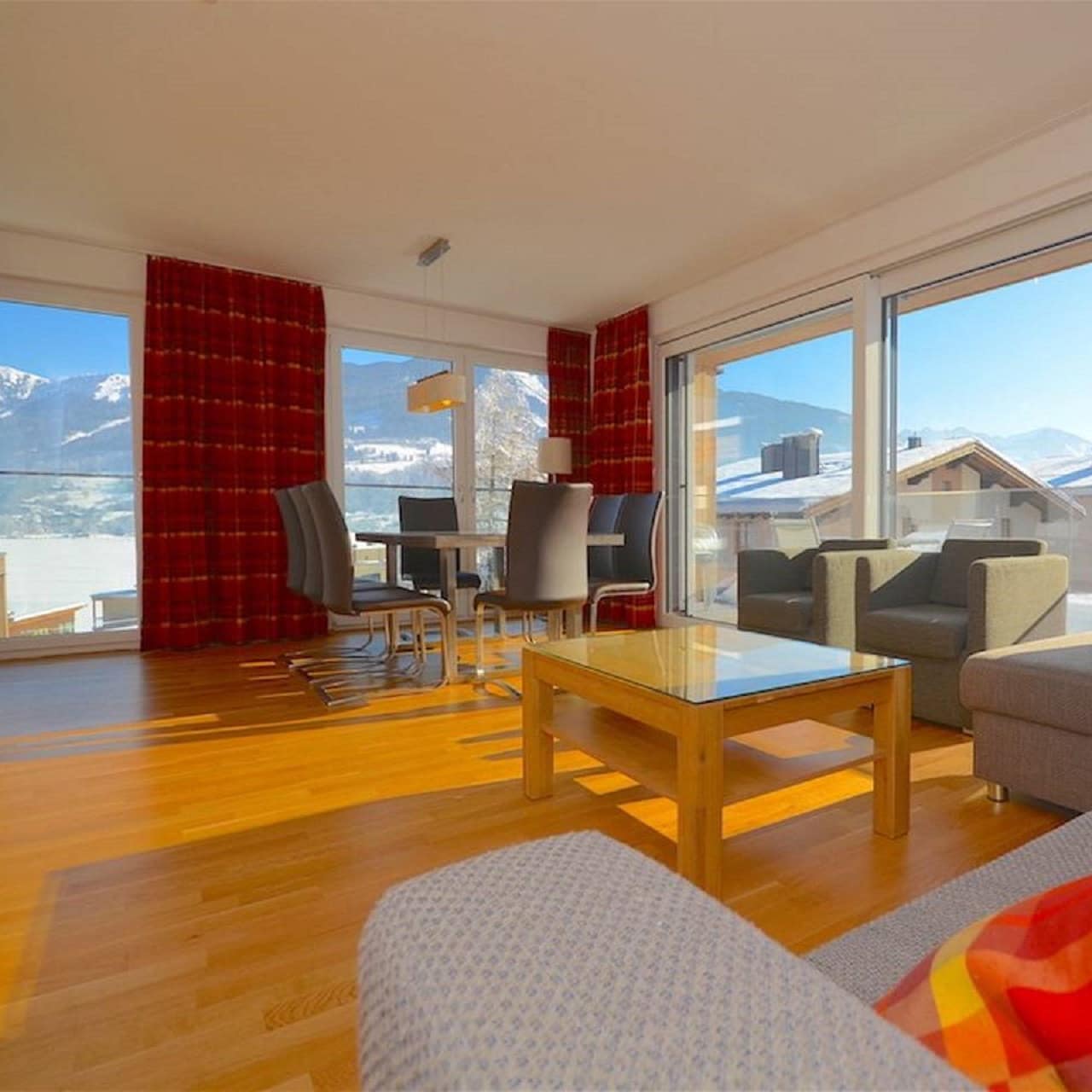 luxuriöse Ferienwohnung in Zell am See mit großem Wohnzimmer und Fenstern, die den Blick auf die umgebenden Berge eröffnen