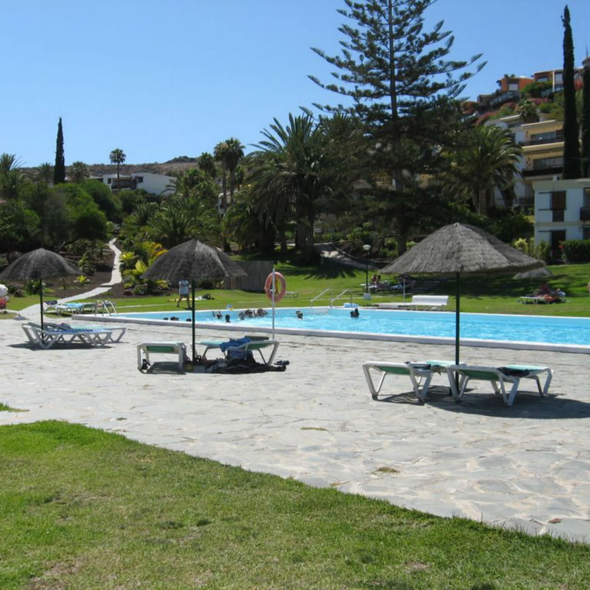 Bungalows in einem Ferienpark in Maspalomas mit Pool und Sonnenliegen