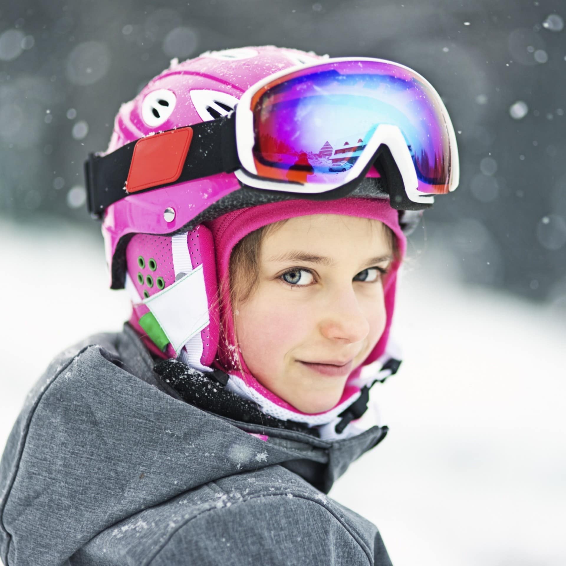 Ein Mädchen mit Skihelm