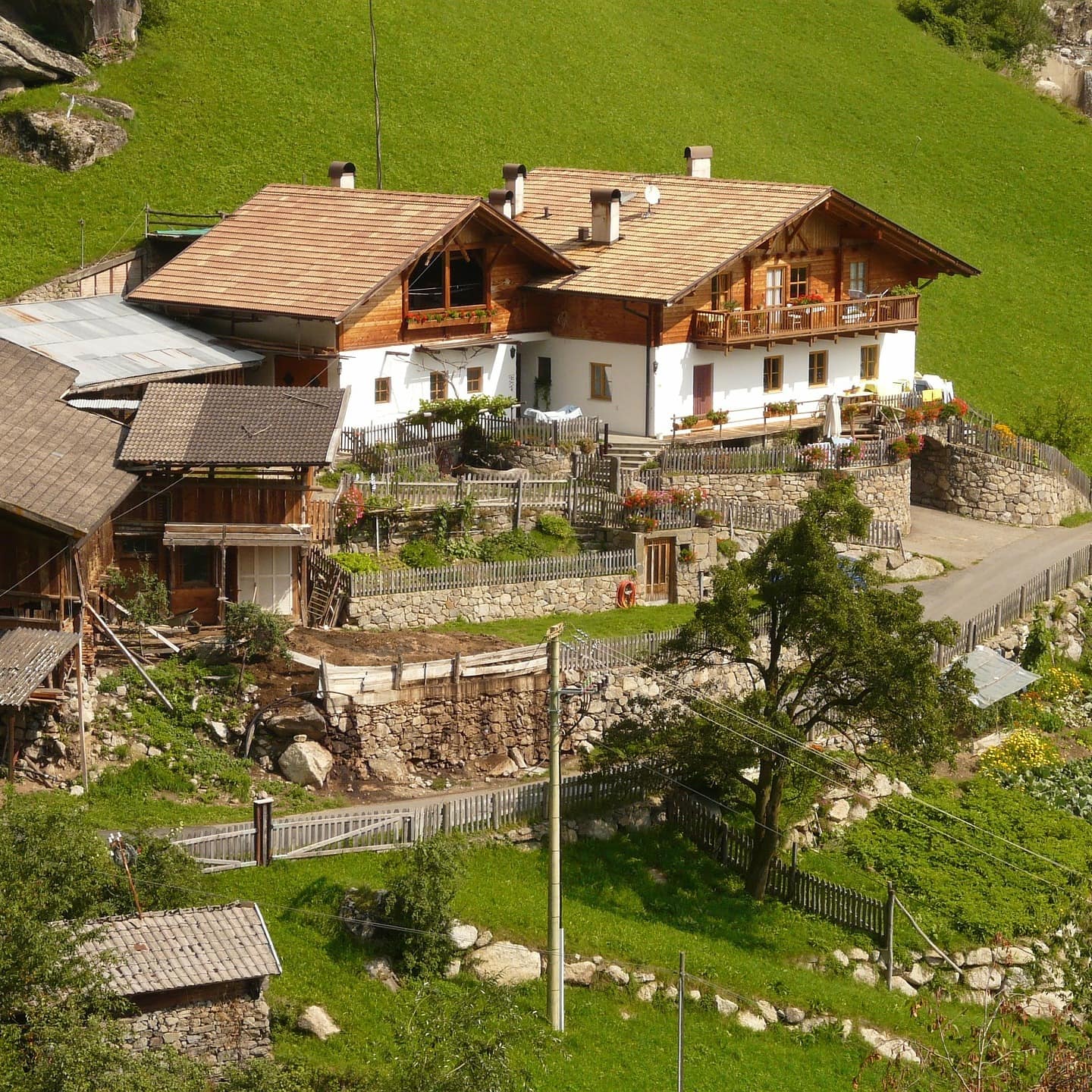Ein Bauernhof im Allgäu an einem Hang
