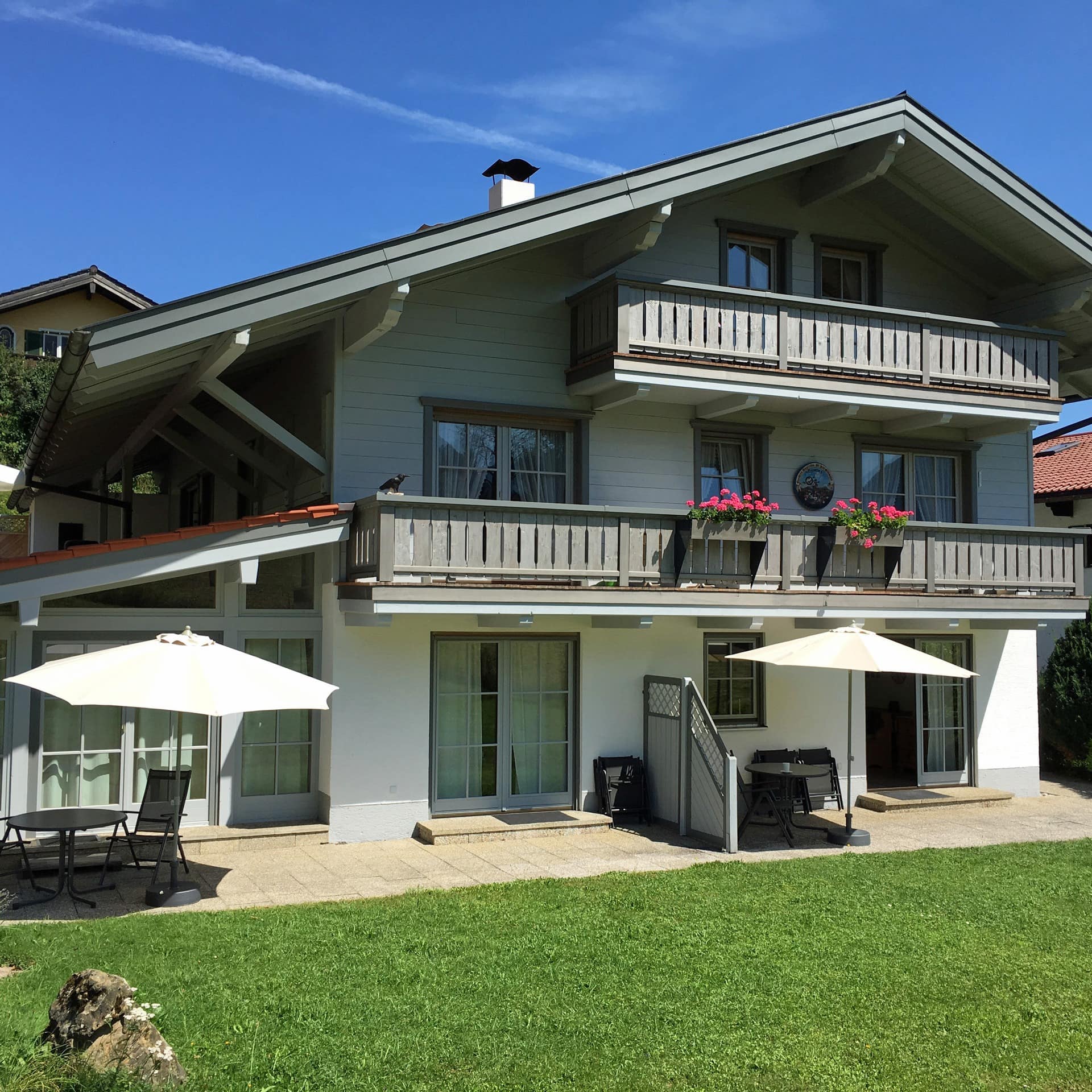 Ein modernes Haus im traditionellen Baustil mit Ferienwohnungen in Reit im Winkel.
