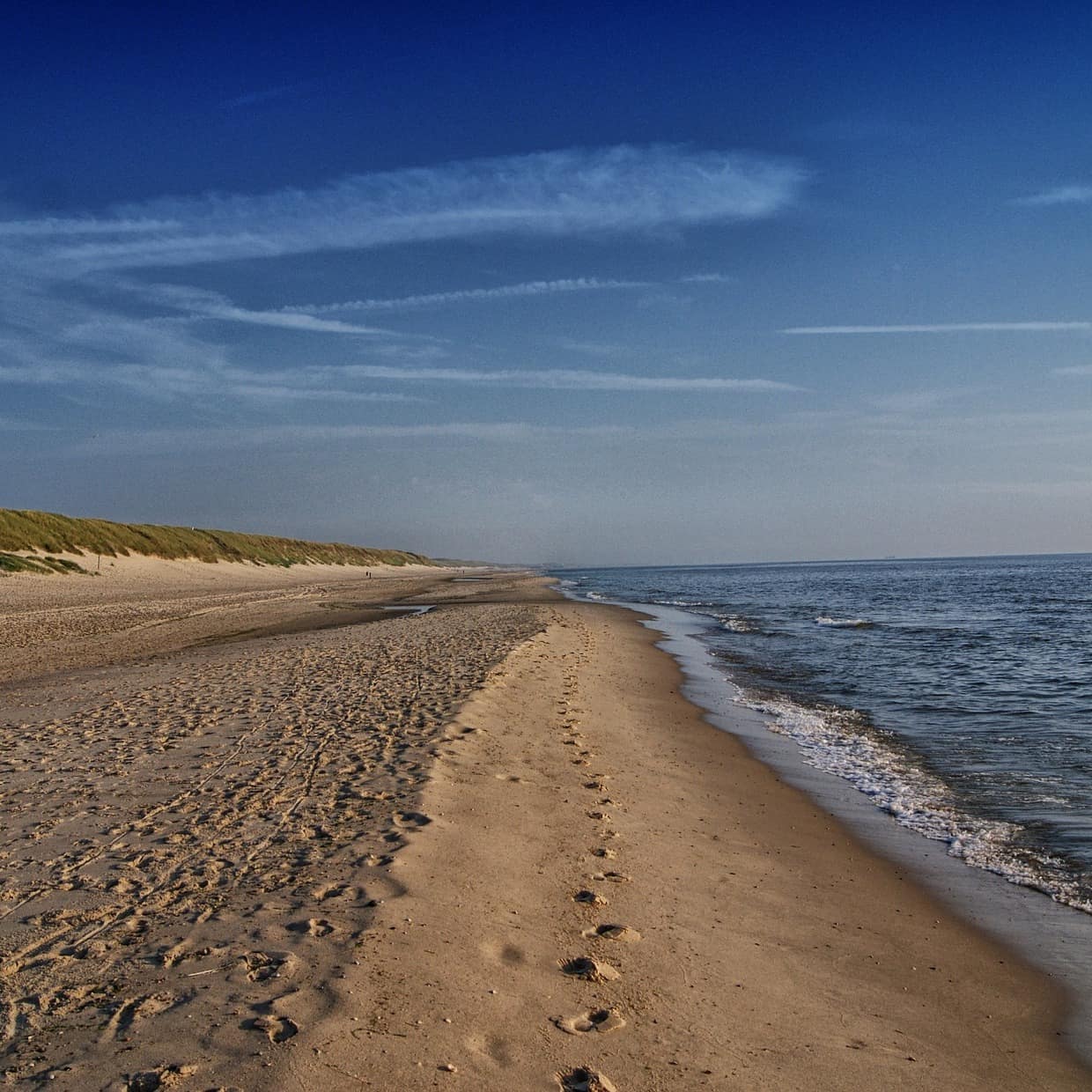 Blick über den Strand von Callantsoog mit Fußspuren im Sand