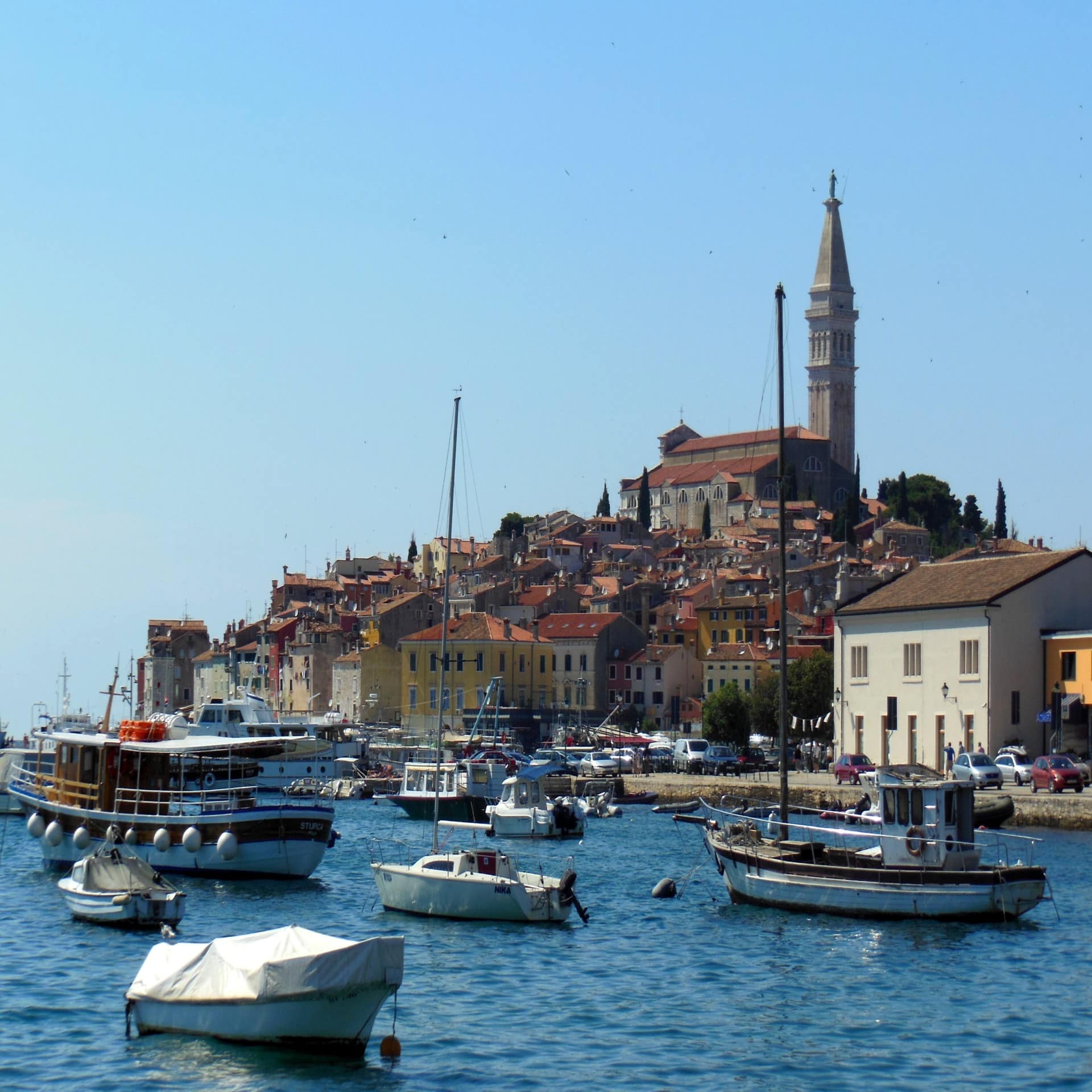 Blick vom Wasser über kleine Boote und Krk Stadt