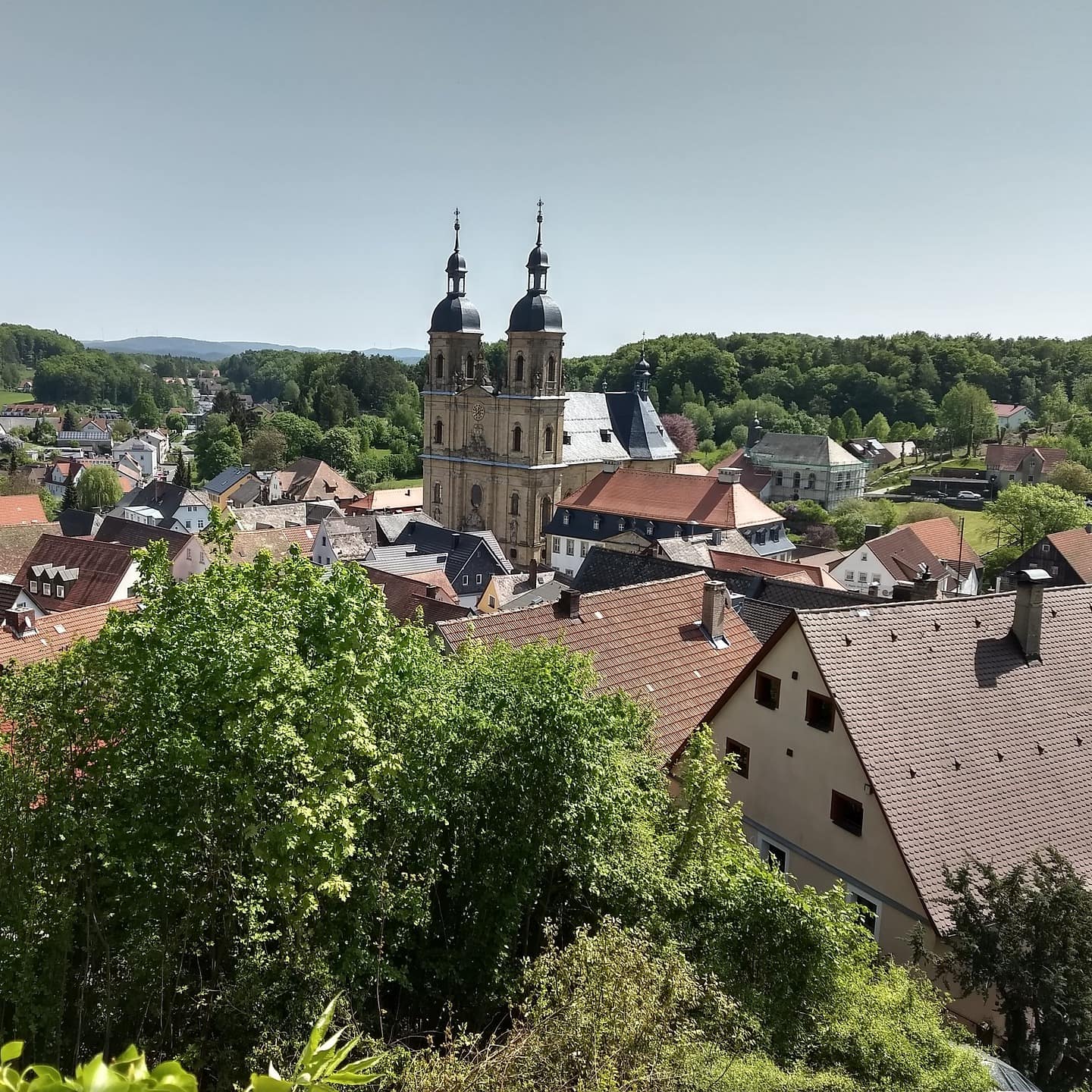 Blick über ein Dorf in Franken, zu sehen sind Häuser und eine Kirche