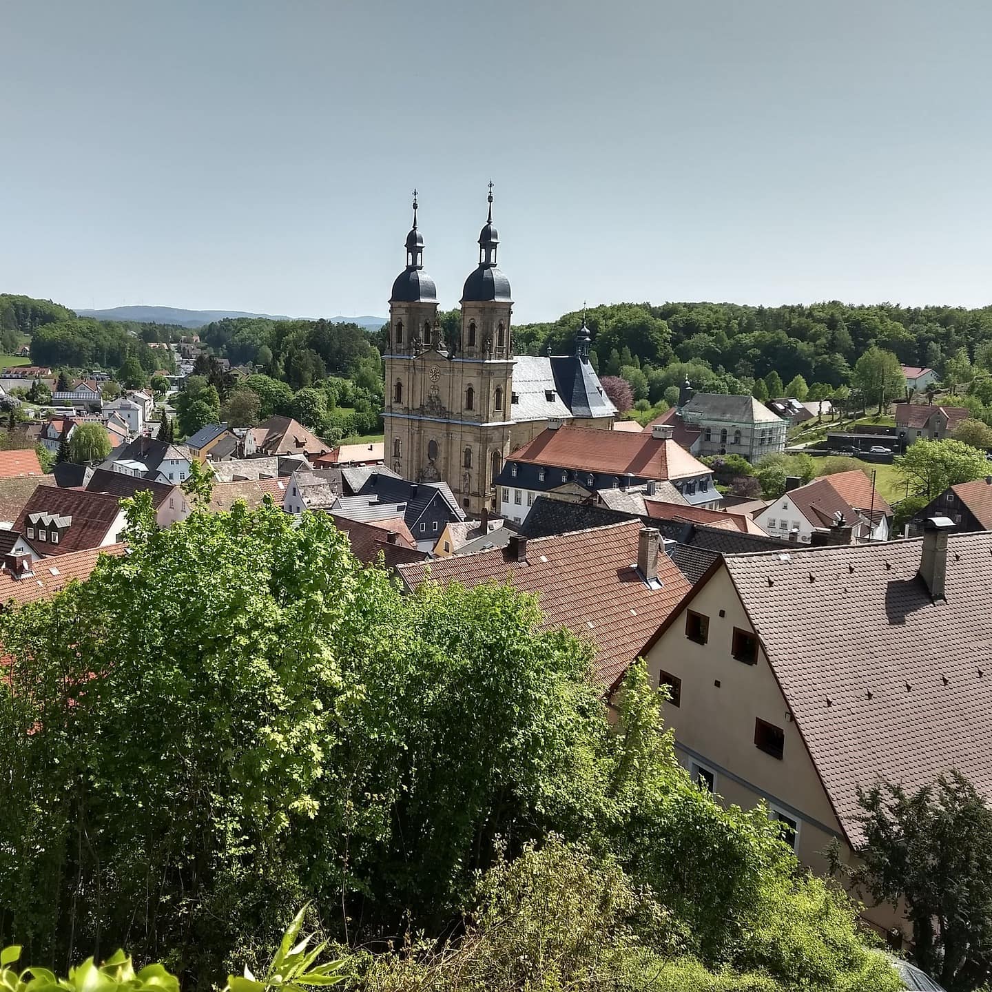 Blick über ein Dorf in Franken, zu sehen sind Häuser und eine Kirche