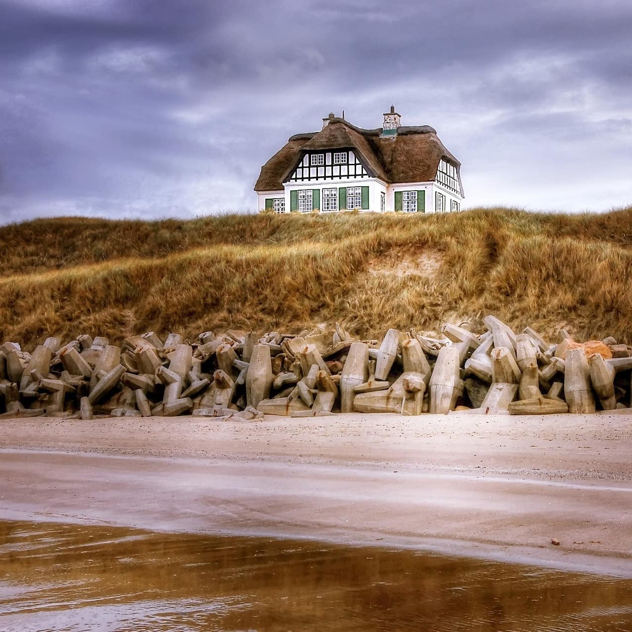 Ein großes Fachwerkhaus direkt am Meer