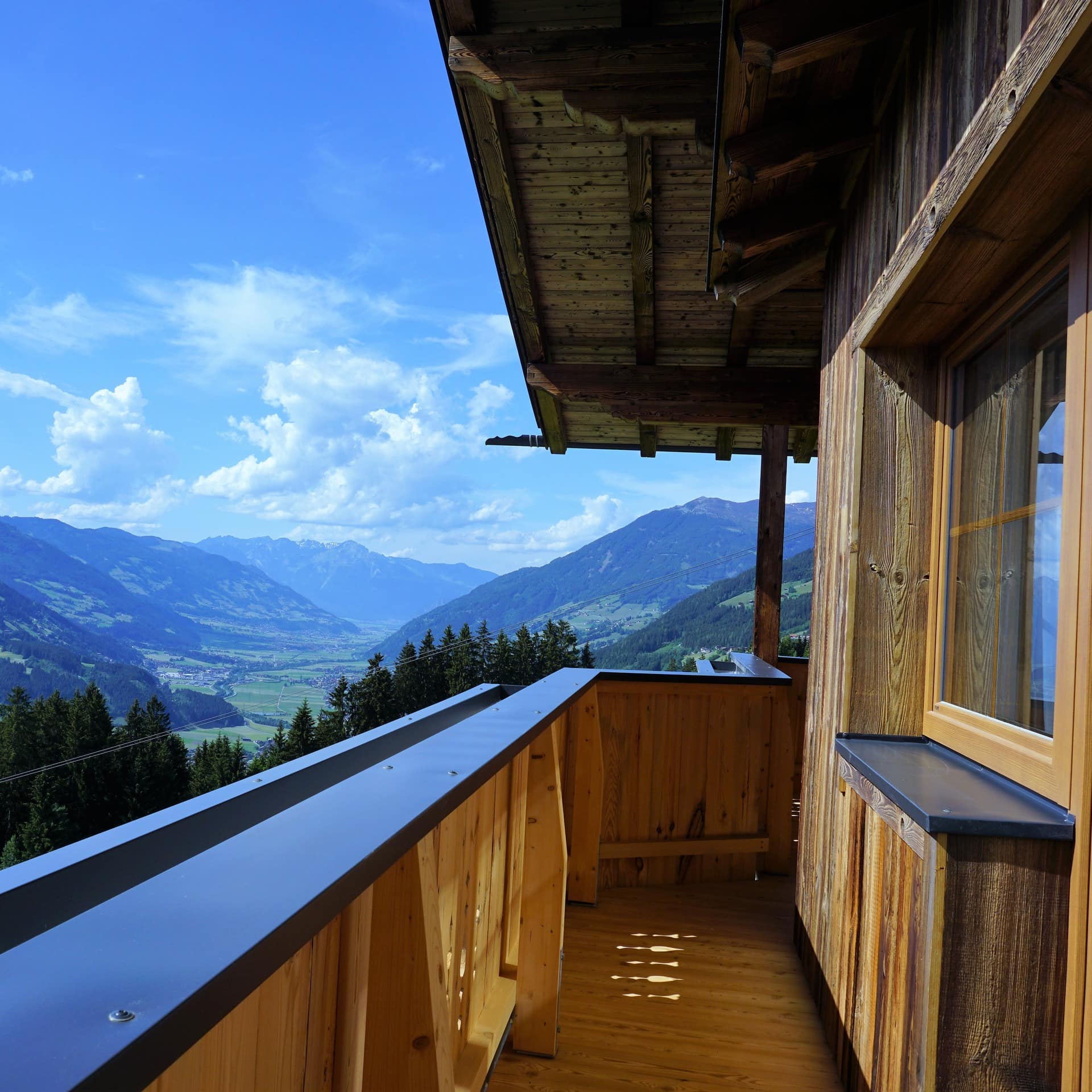 Panoramablick ins Zillertal von einer Ferienwohnung in der Zillertalarena