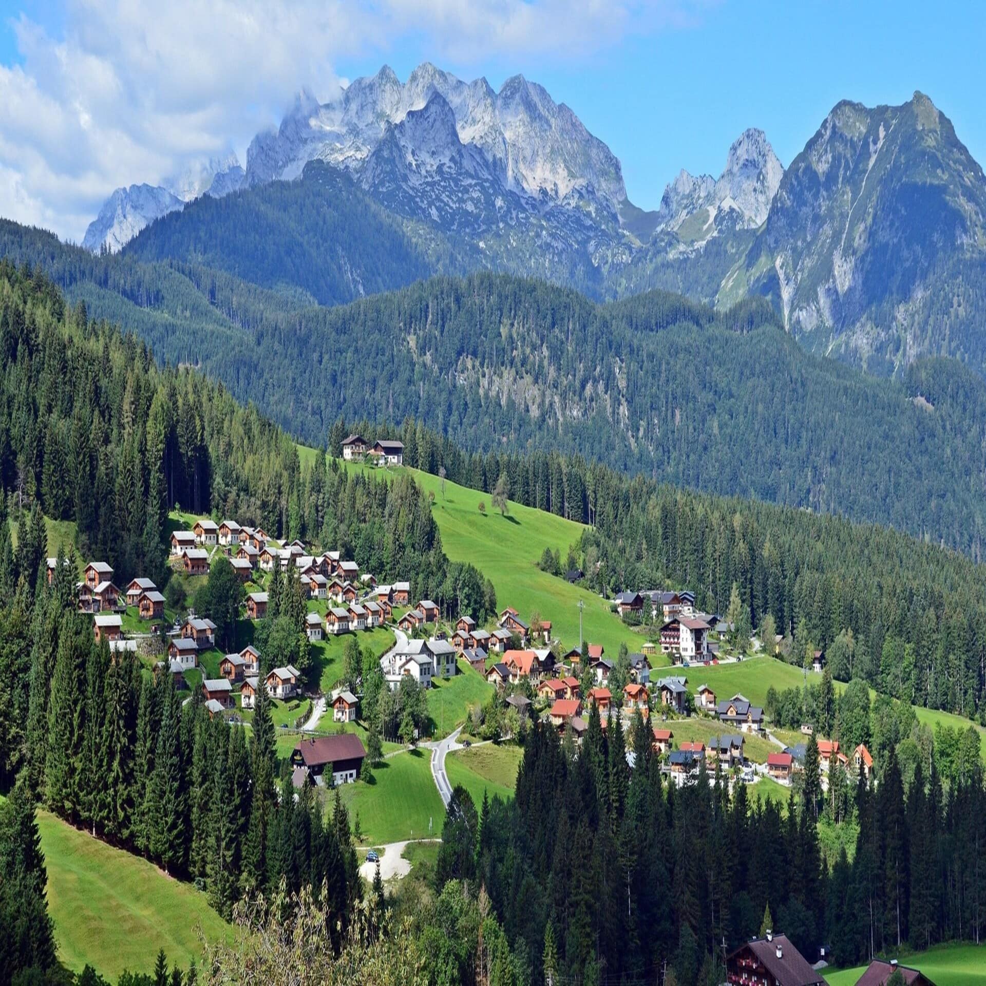 Panoramablick über ein Almdorf im Sommer.