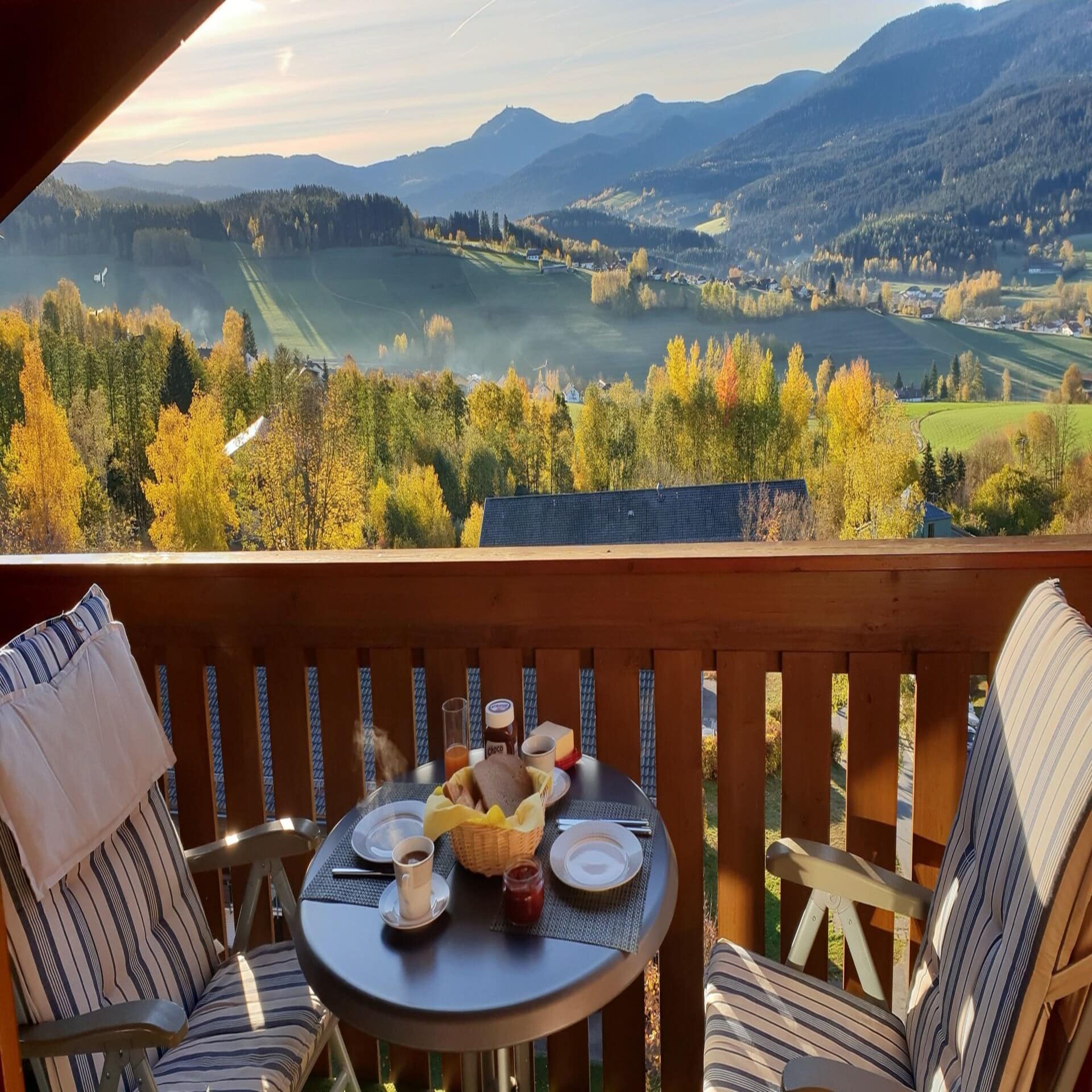 Balkon mit Frühstückstisch für 2 und Blick auf das ländliche Bayern.