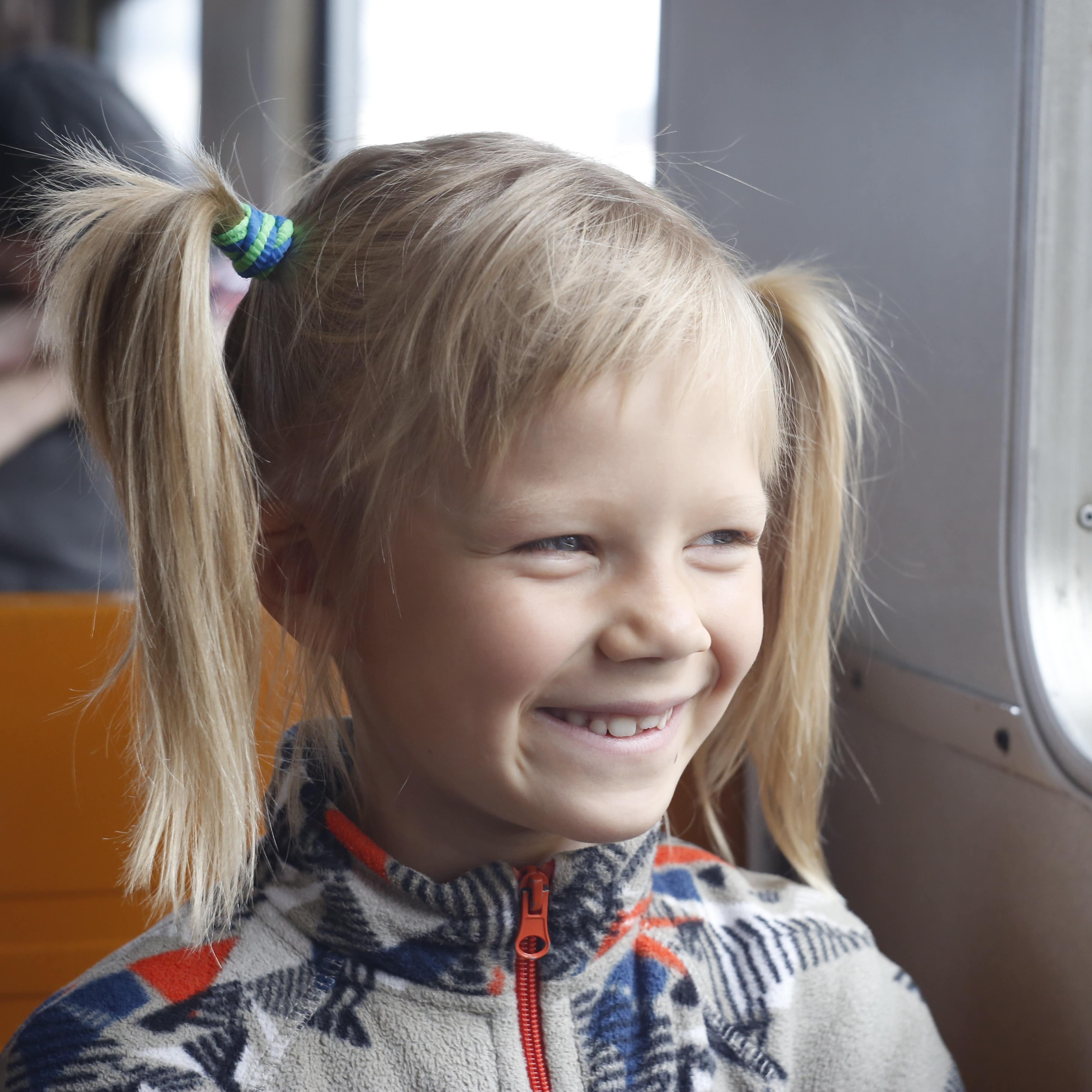 Ein lachendes Mädchen in einem Zug