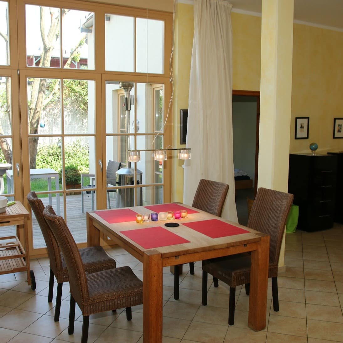 Essberiech mit Blick auf den Garten in einer Ferienwohnung in Warnemünde
