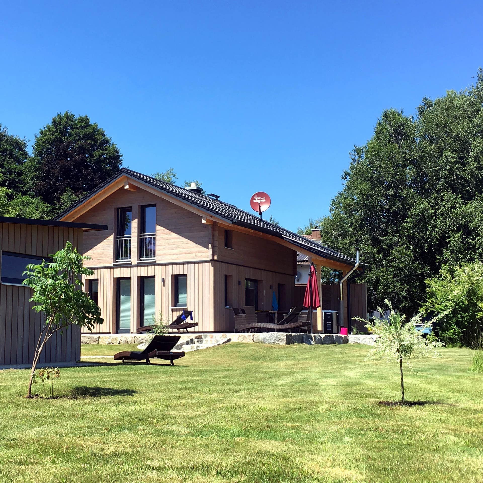 Ein zweistöckiges Holzhaus mit großem Garten im Allgäu