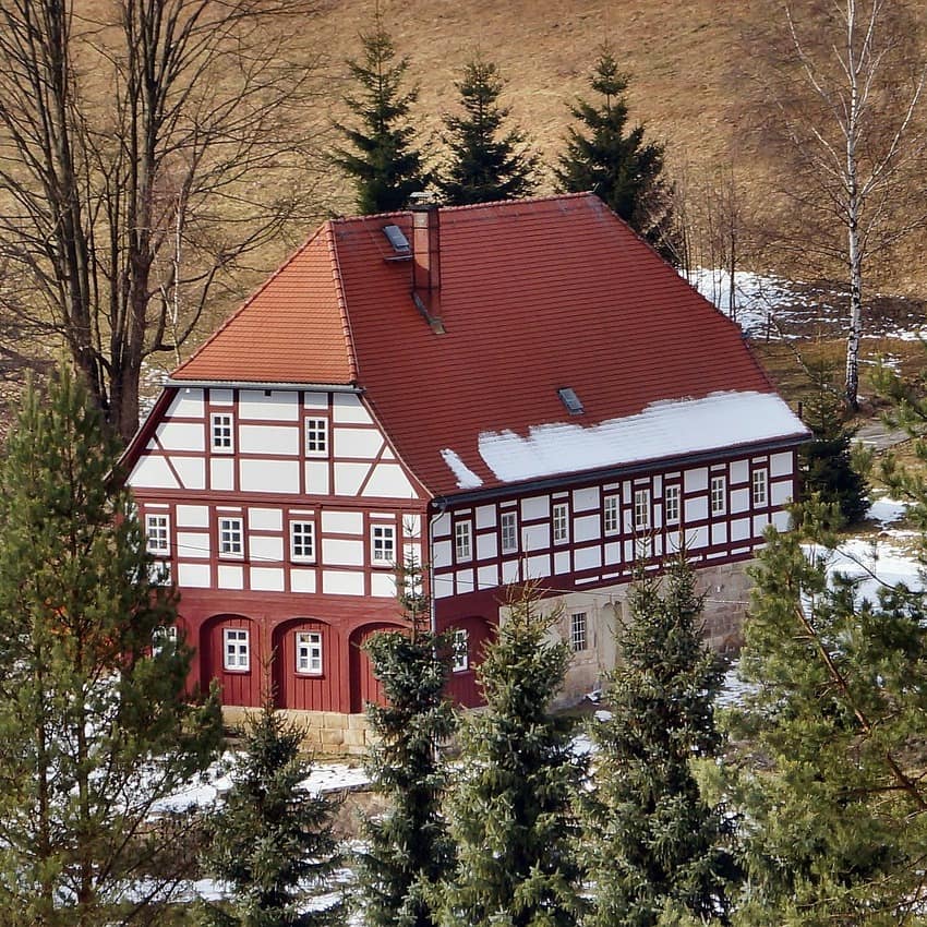 In solchen Umgebindehäusern in der Lausitz verstecken sich gemütliche Ferienwohnungen.
