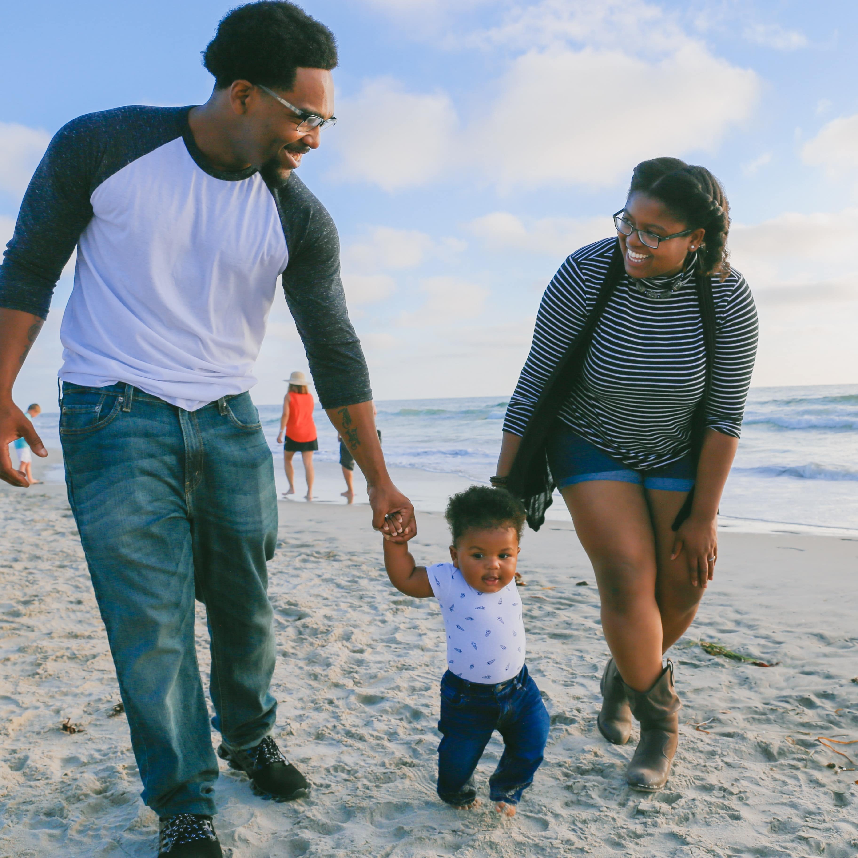 Eine Familie mit Kind am Strand.