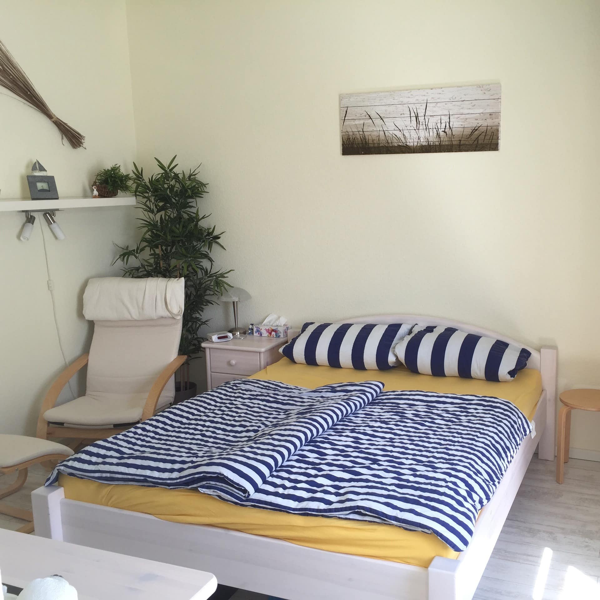 Schlafzimmer einer hell eingerichteten Ferienwohnung auf Borkum