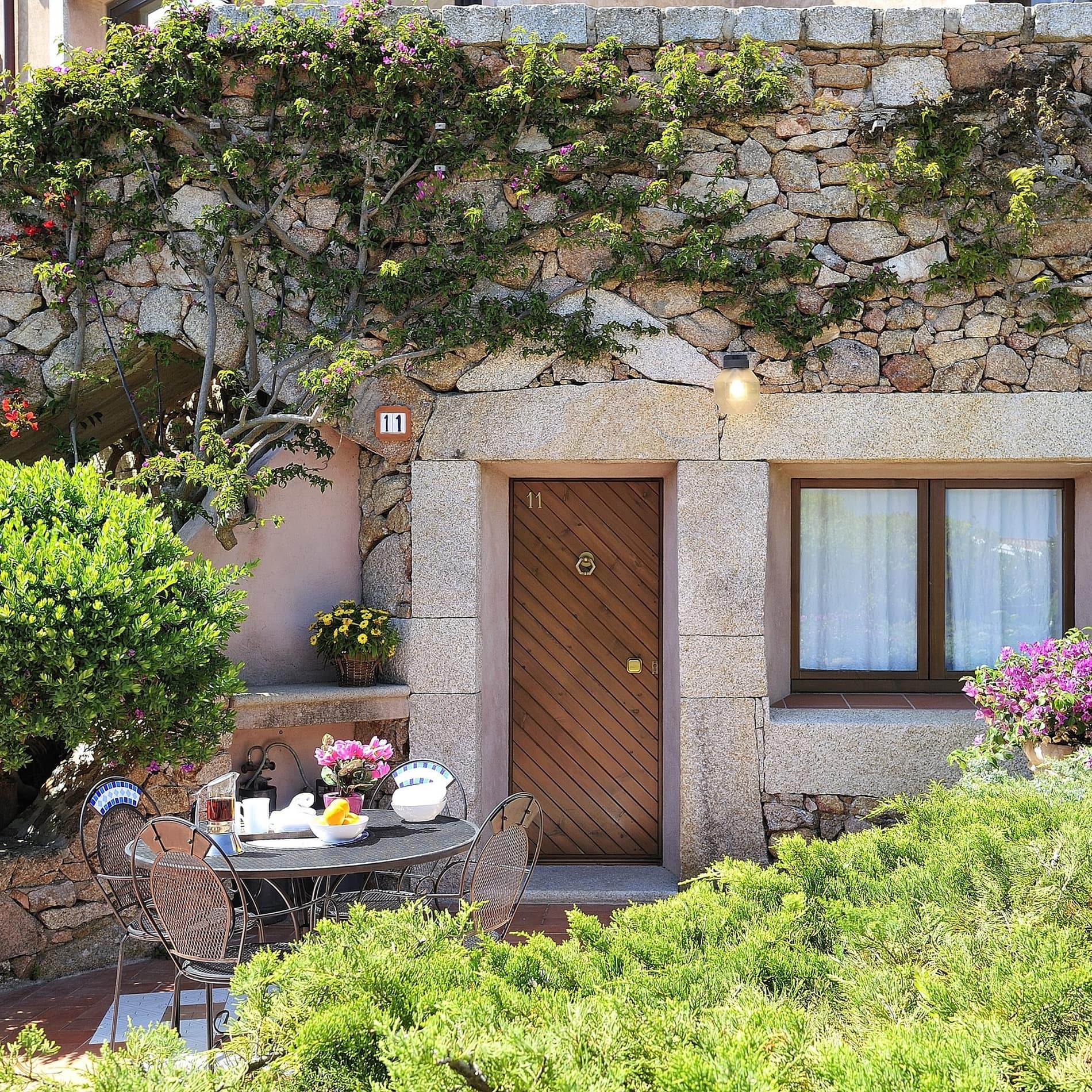 Vor der Ferienwohnung für 2 Personen auf Sardinien befindet sich eine kleine Terrasse, wo Sie an der Sonne frühstücken können