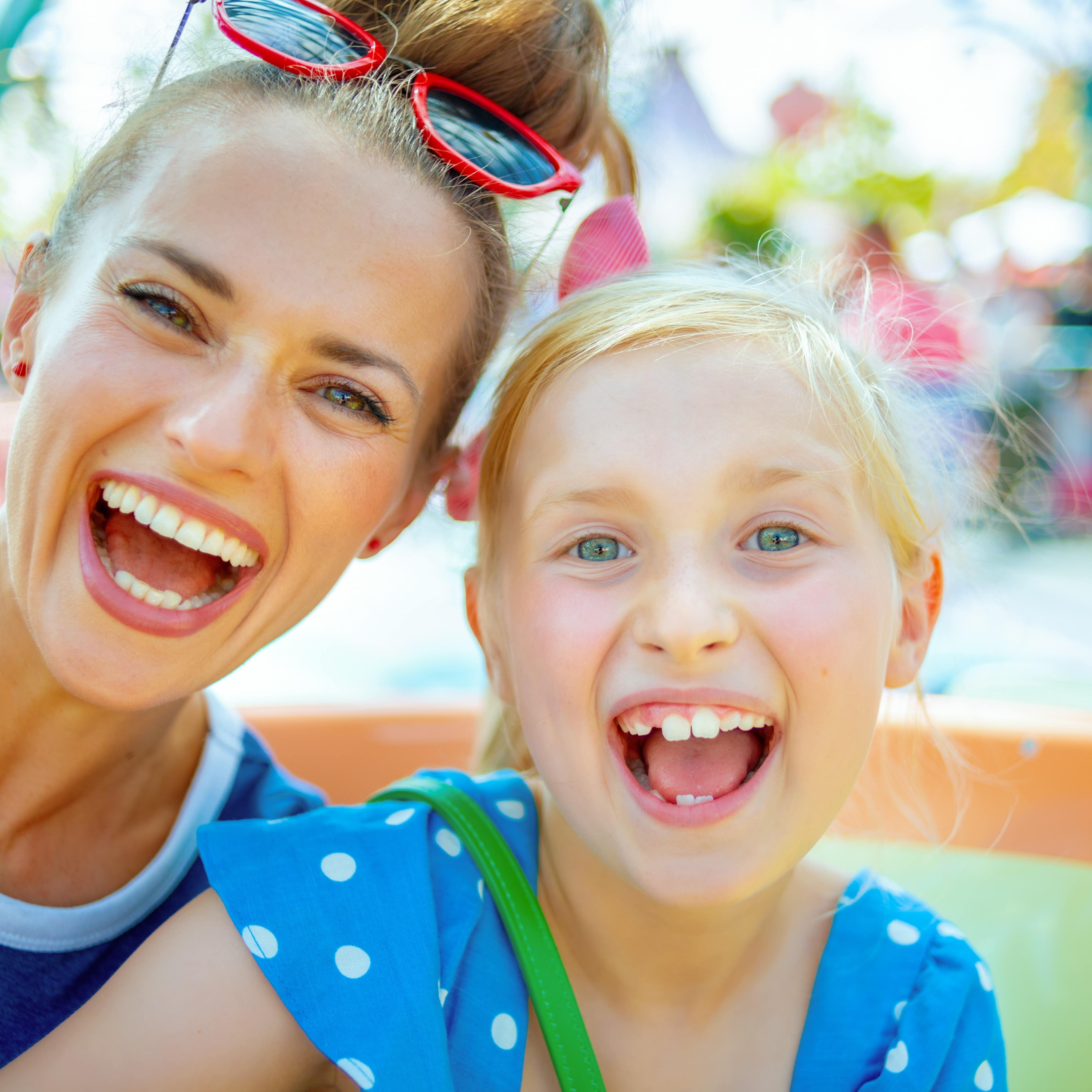 Eine Mutter mit Tochter in einem Vergnügungspark