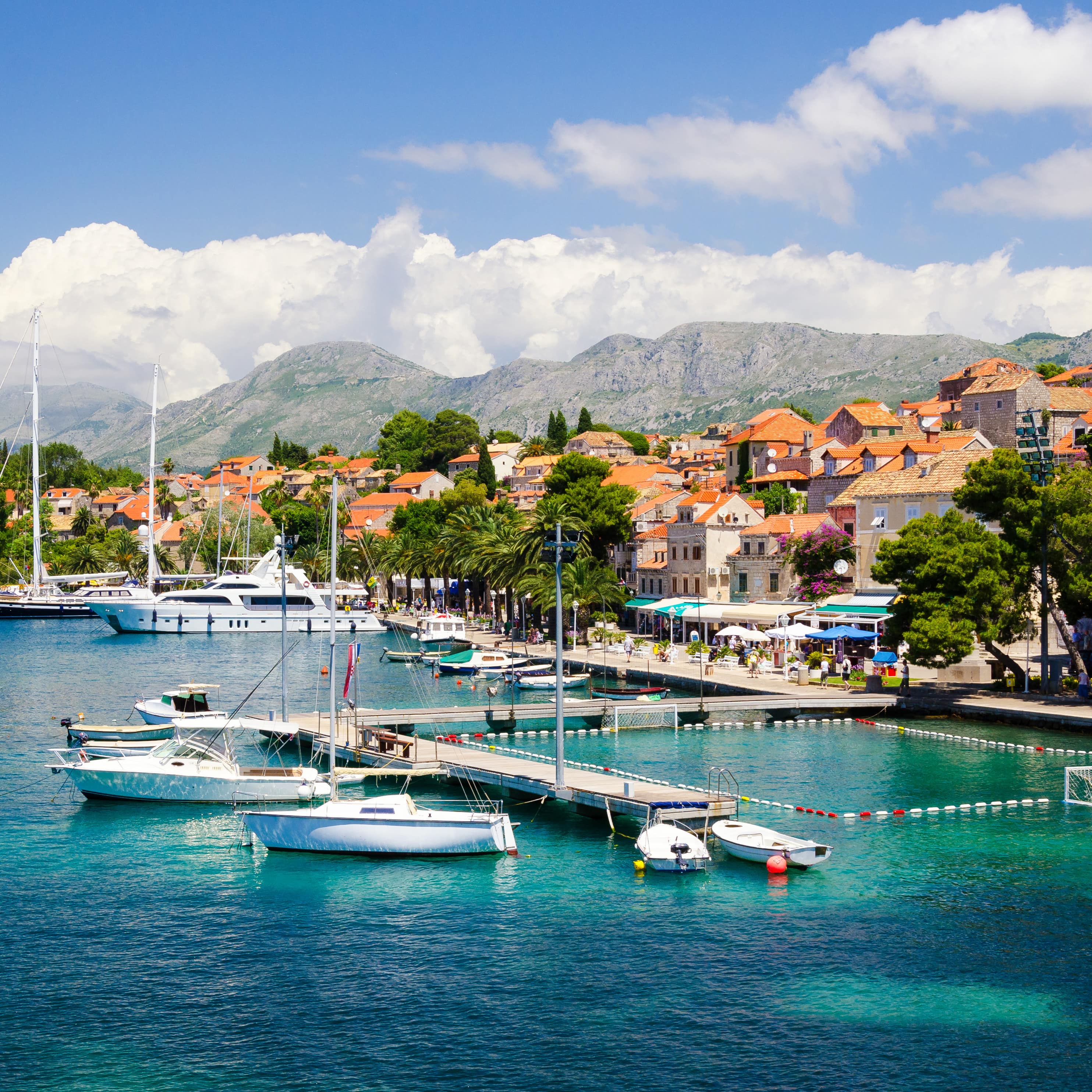 Kleine Stadt mit Hafen in Dalmatien