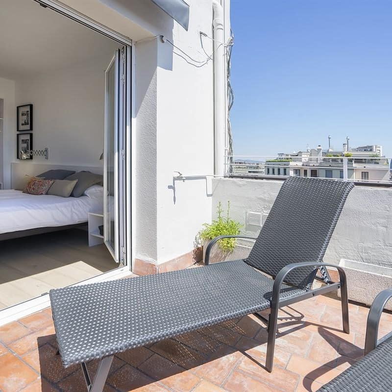 Ferienwohnung in Barcelona mit großer Terrasse und Liegen sowie Blick über die Stadt