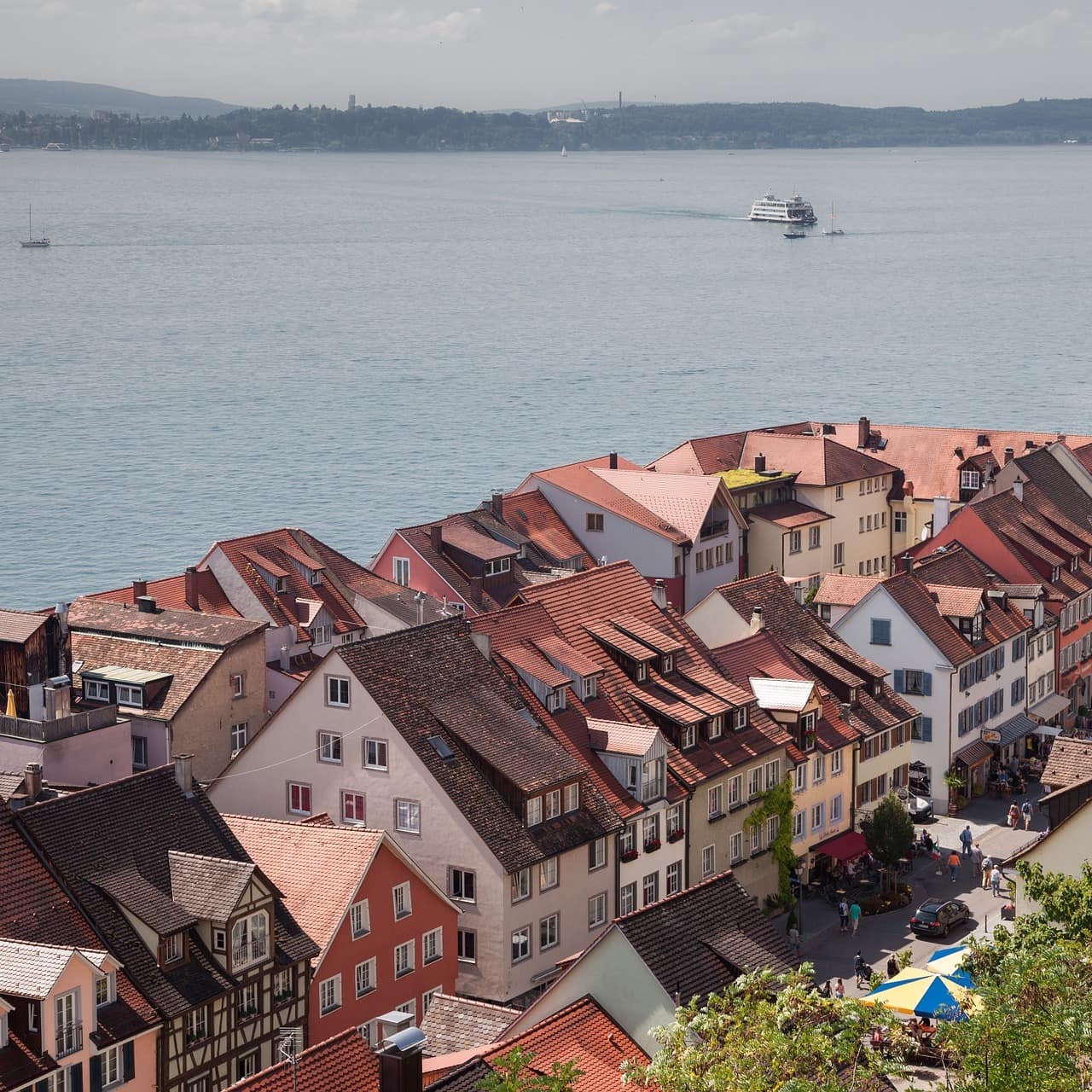 Blick von oben auf die Altstadt von Meersburg mit Häusern direkt am Bodensee