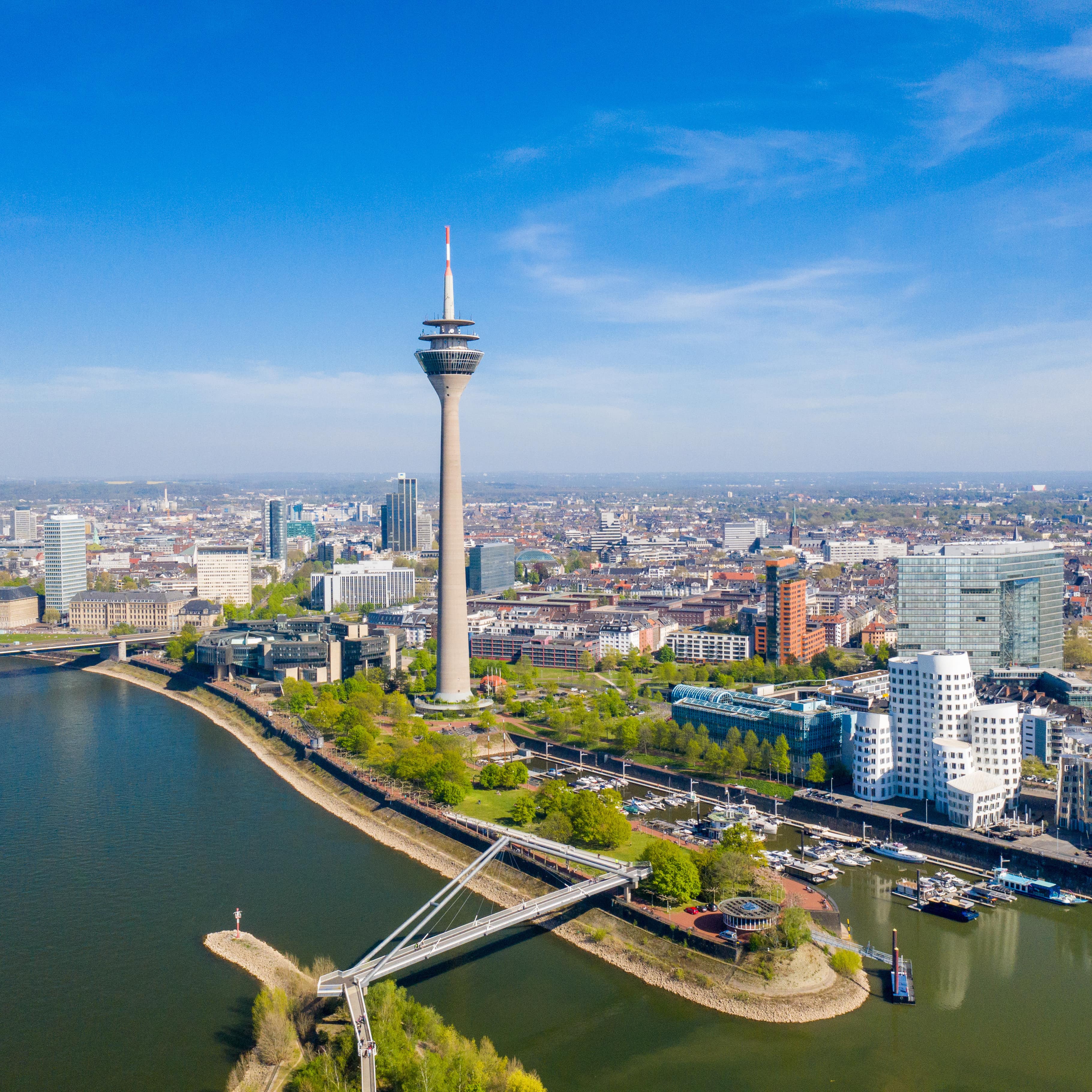 Panormablick über Düsseldorf, in der Mitte der Rheinturm.