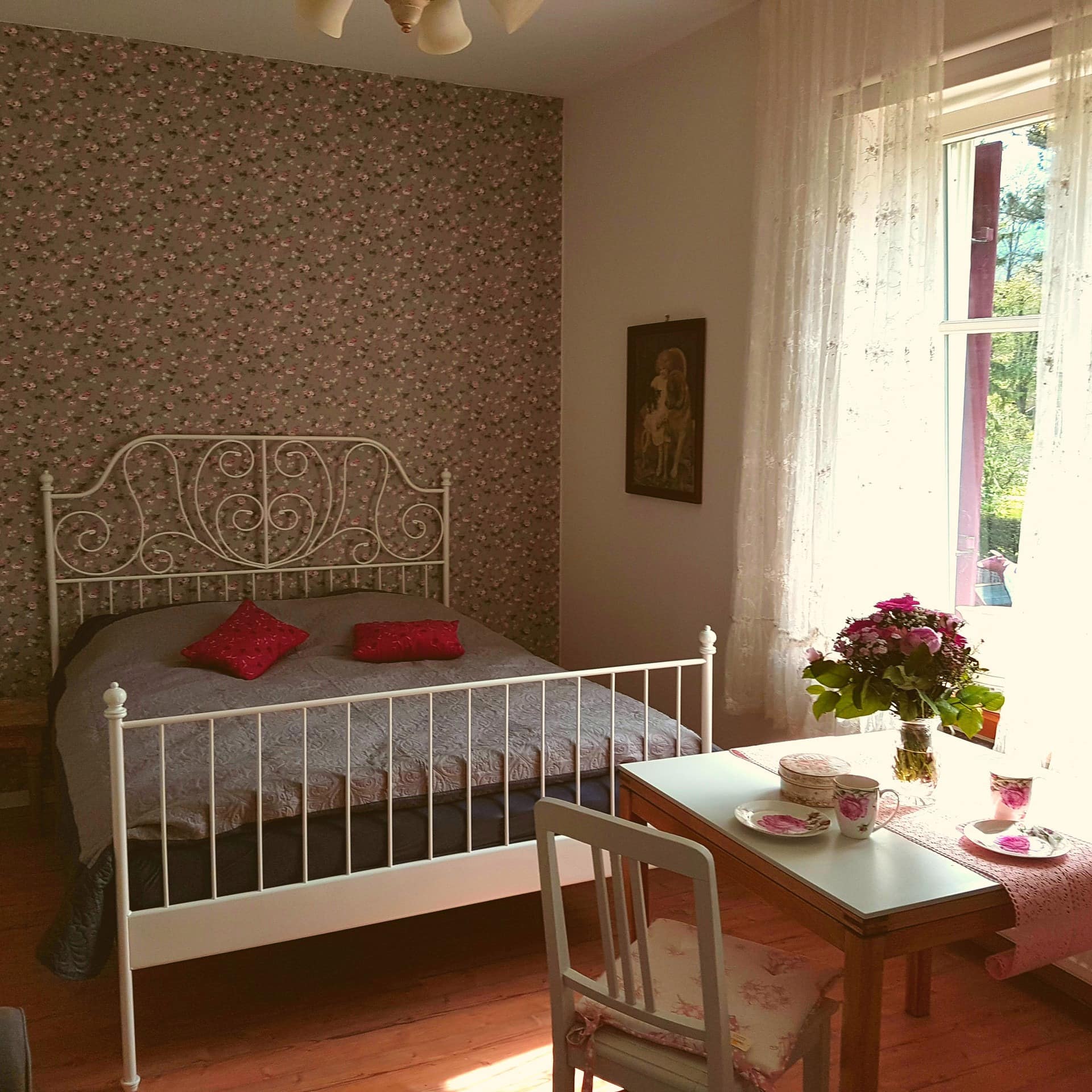 Verspielt eingerichtetes Schlafzimmer einer Ferienwohnung in Garmisch-Partenkirchen.