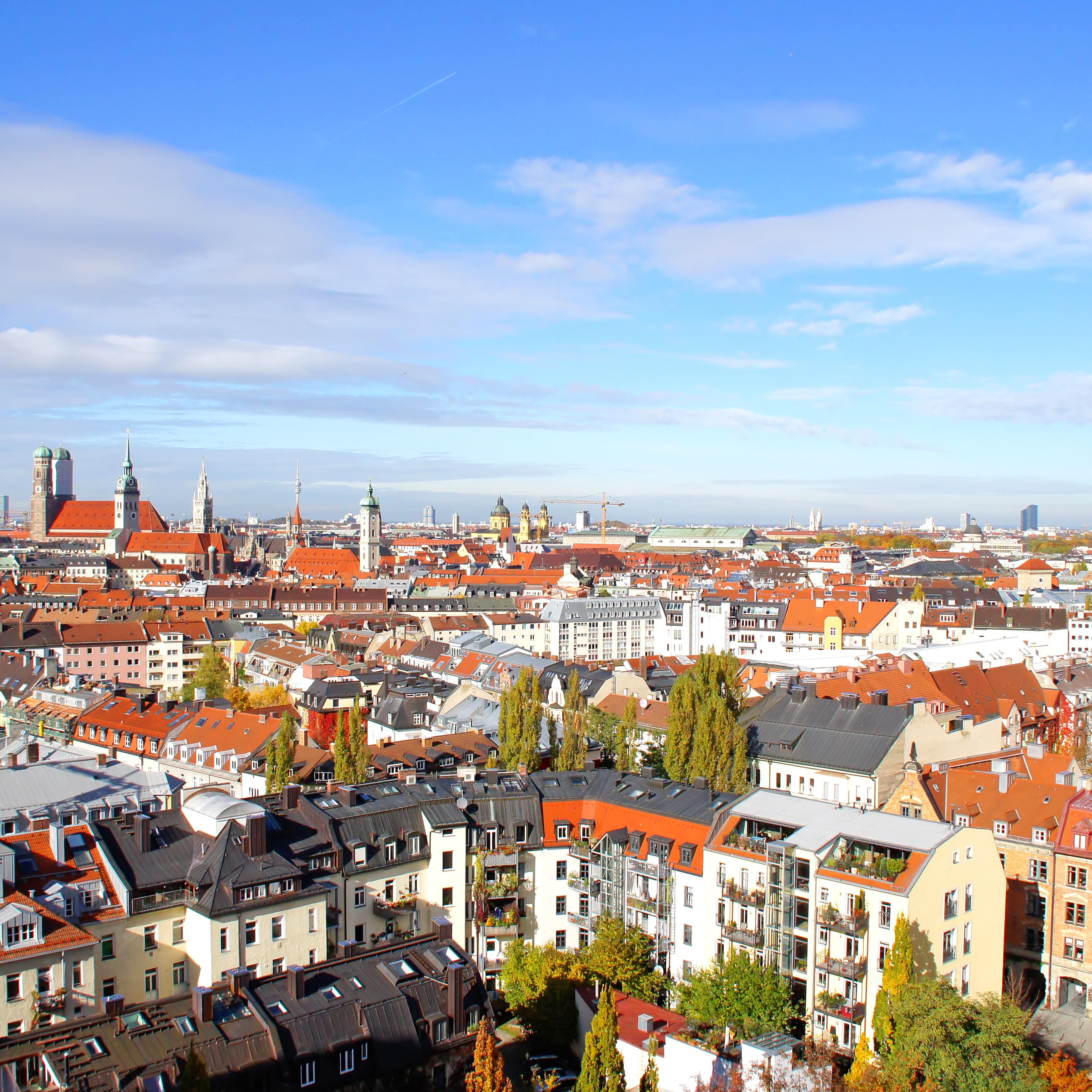 Panoramablick über München bei Sonnenschein.