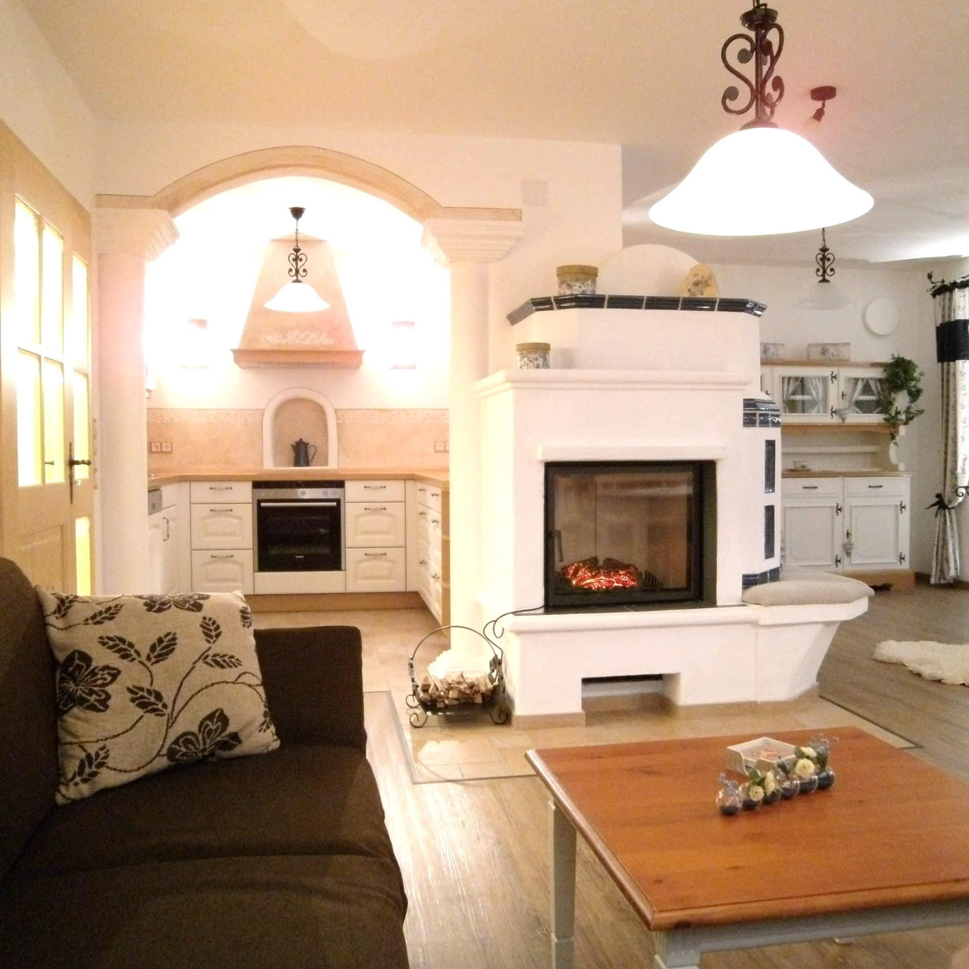 Küche und Wohnzimmer mit Kamin einer Ferienwohnung in Prien am Chiemsee