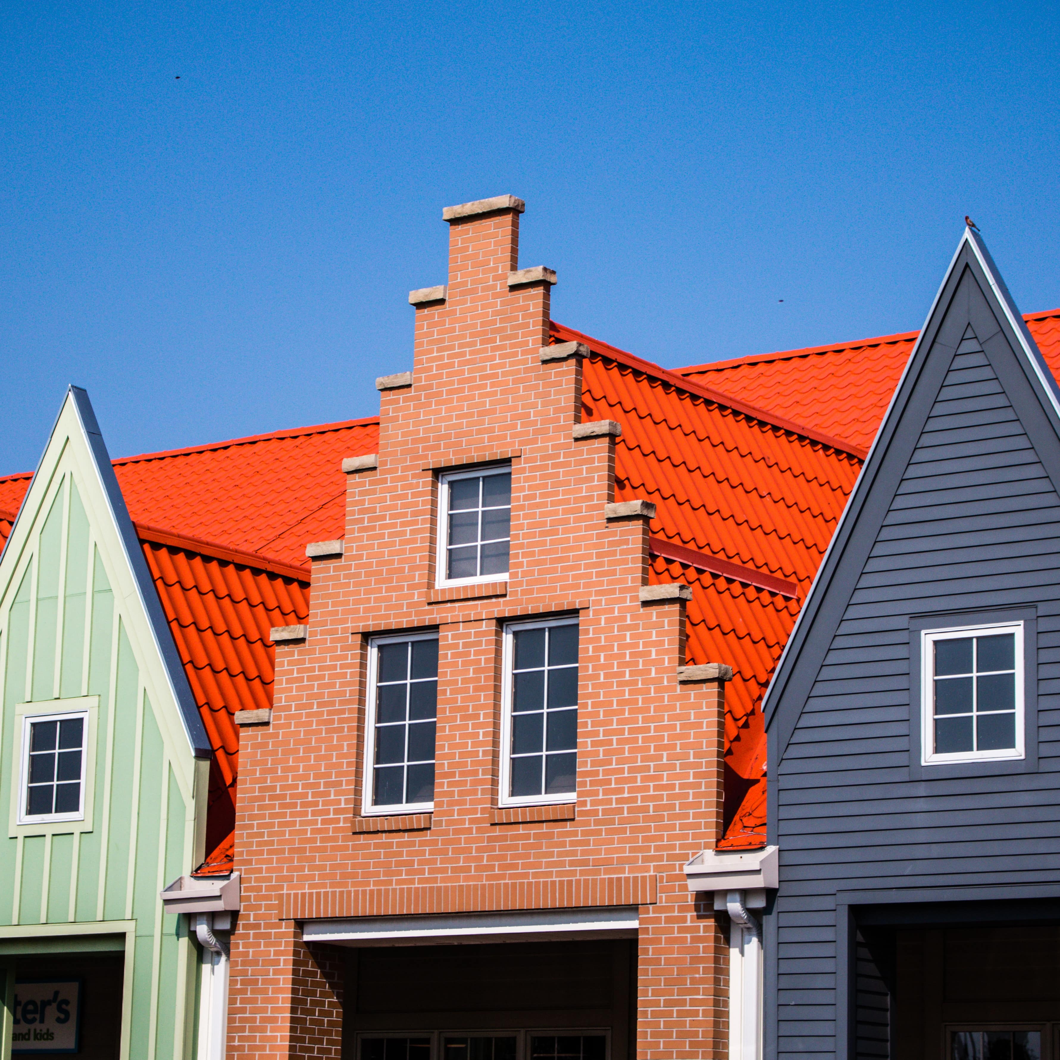 Ferienwohnungen in bunter, moderner Häuserzeile mit typisch niederländischen Giebeln