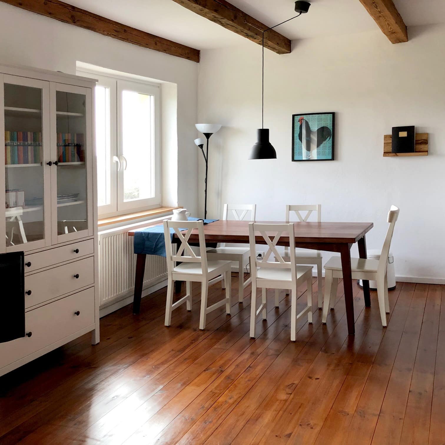 Hell eingerichtete Wohnküche mit Holzfußboden in einer Ferienwohnung in Brandenburg an der Havel.