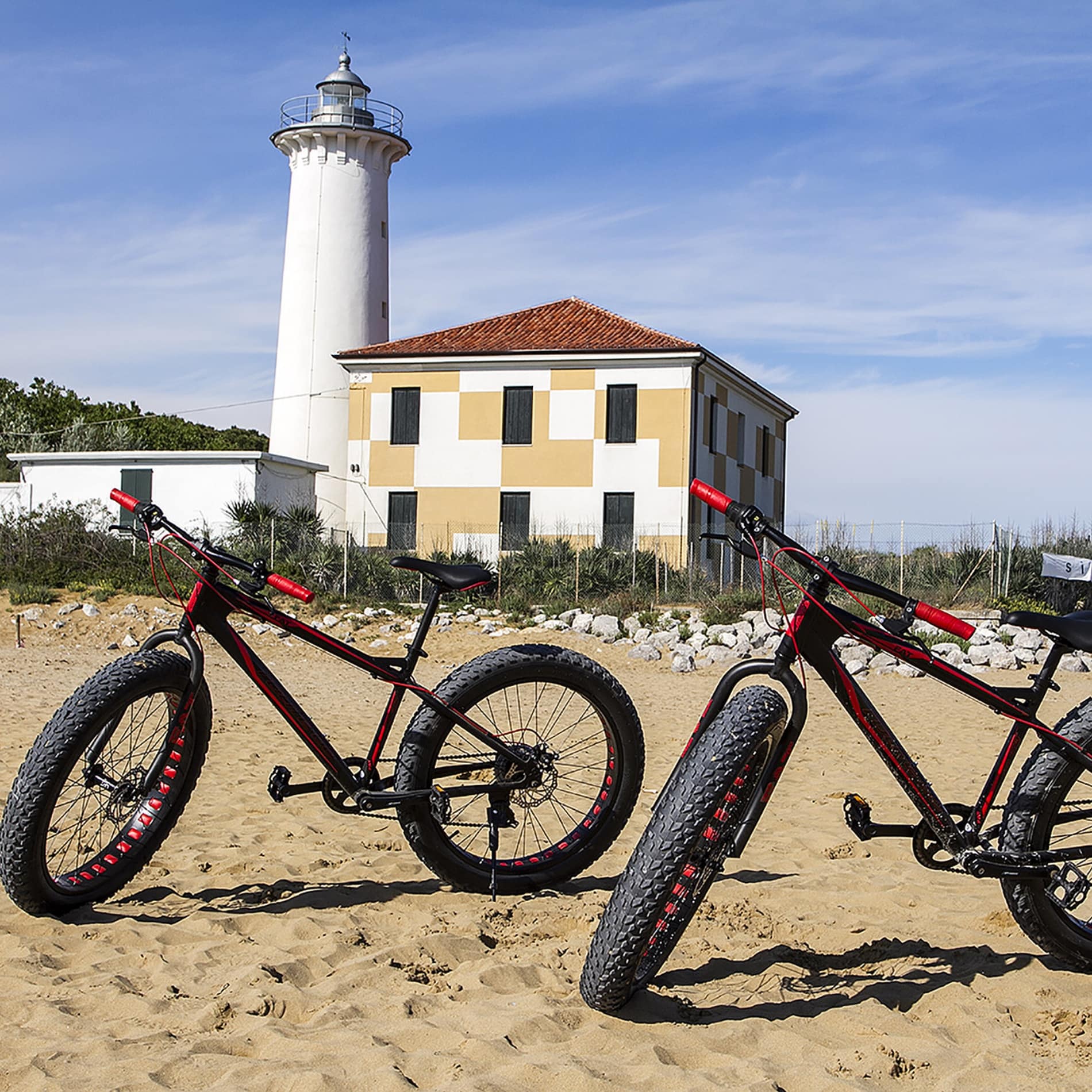 Ferienhaus in Bibione Thermae mit Fahrrädern mit dicken Reifen zum Fahren im Sand