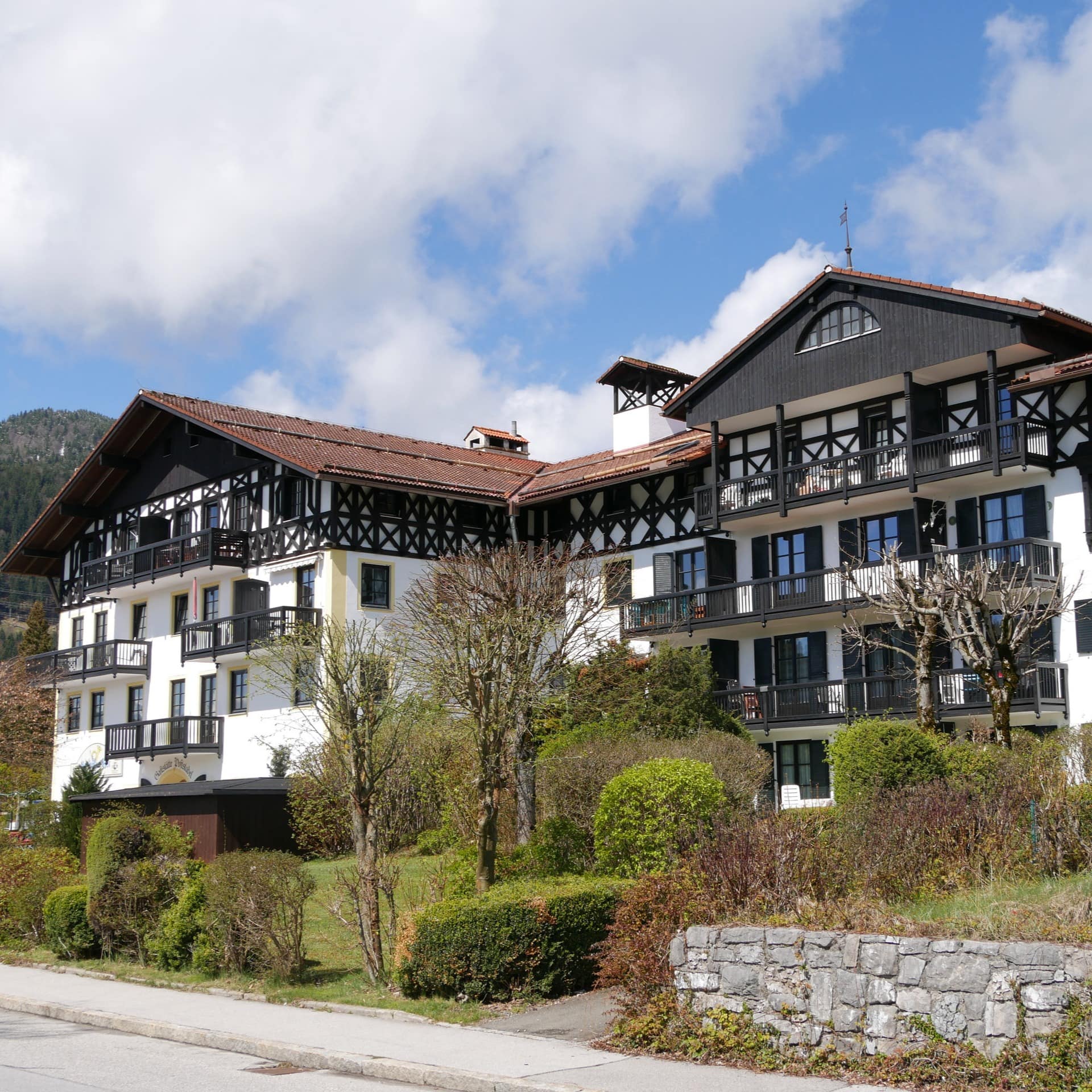 Blick auf zwei größere Häuser, in denen sich Ferienwohnungen am Walchensee befinden