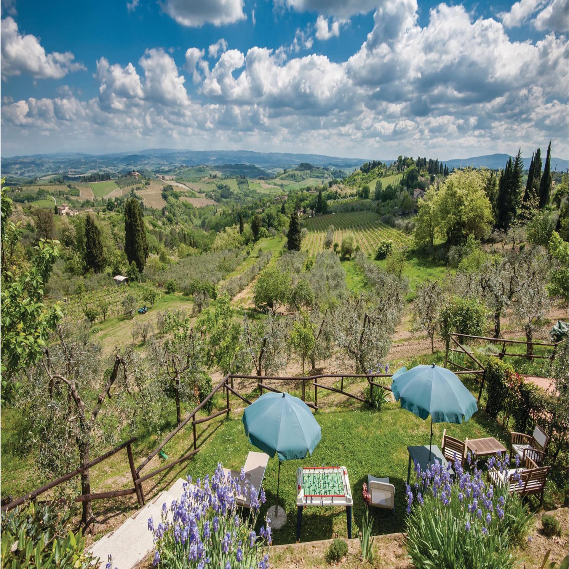 Garten mit Liegestühlen und Kickertisch sowie Panoramablick über die Region um San Gimignano.