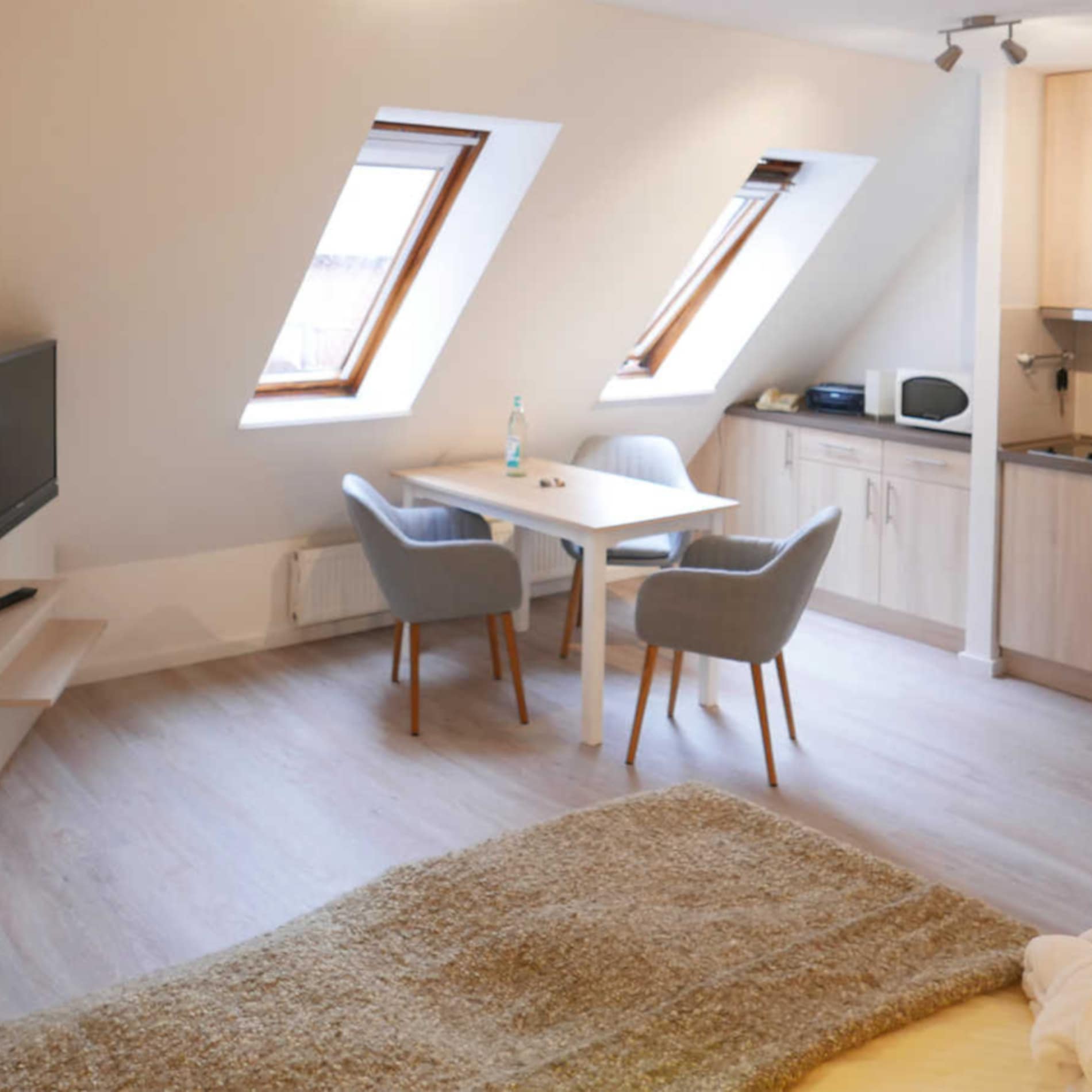 Wohnküche einer Ferienwohnung auf Juist mit hellen Möbeln 