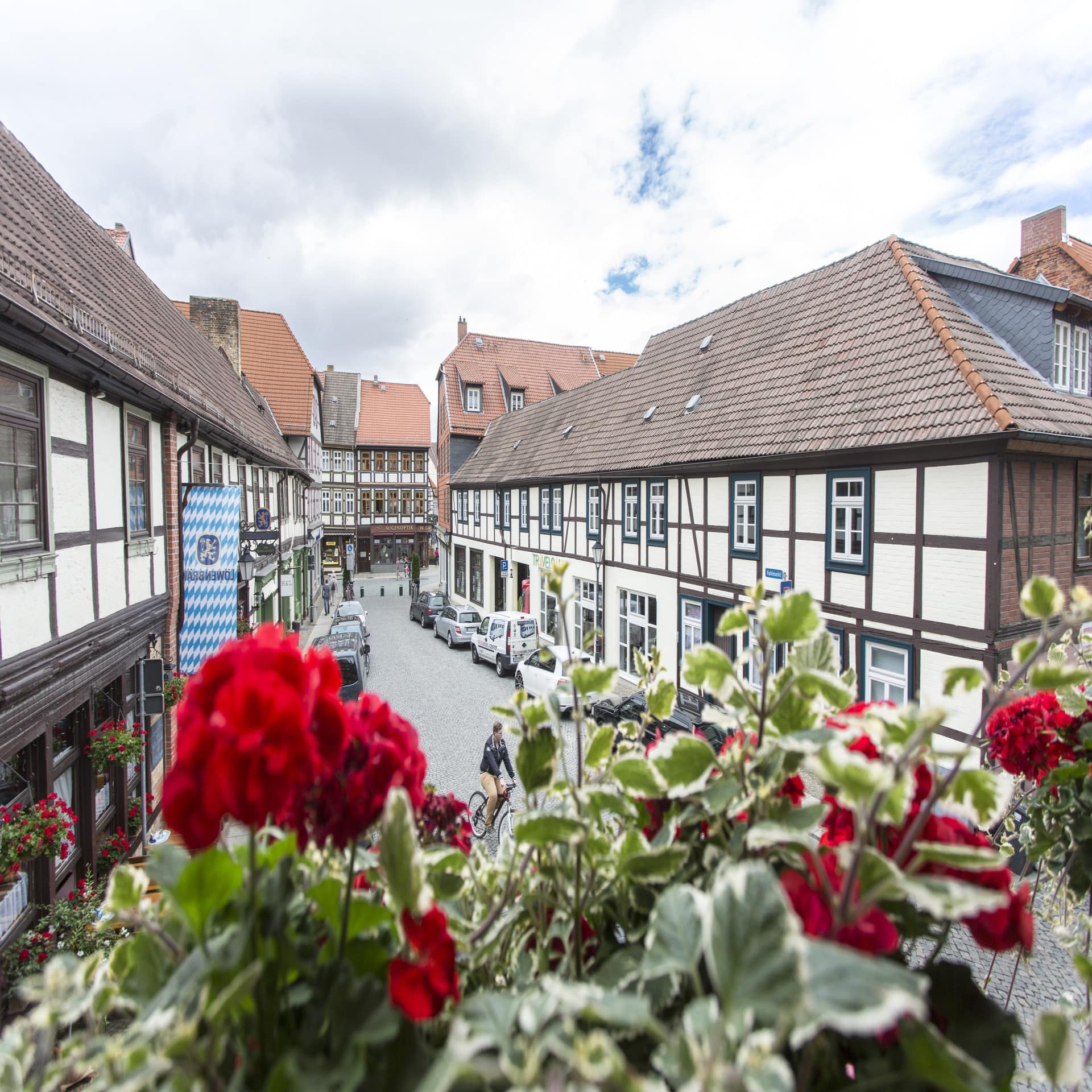 Blick vom Balkon mit roten Blumen auf die Altstadt in Wernigerode.