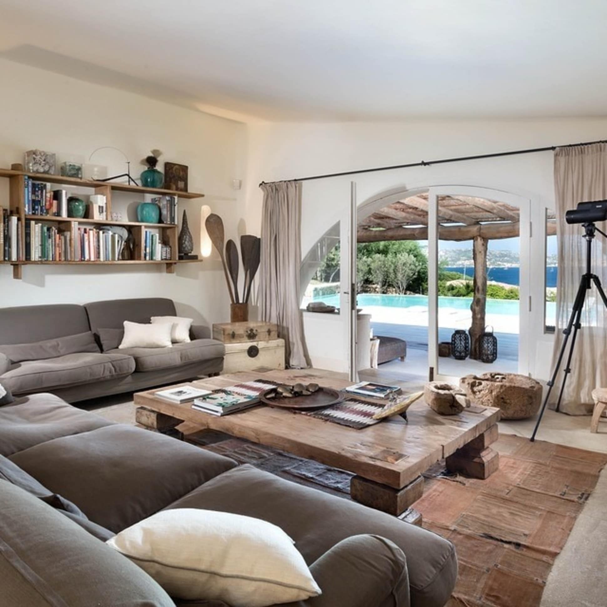 Wohnzimmer mit Blick auf den Pool und das Meer auf Sardinien