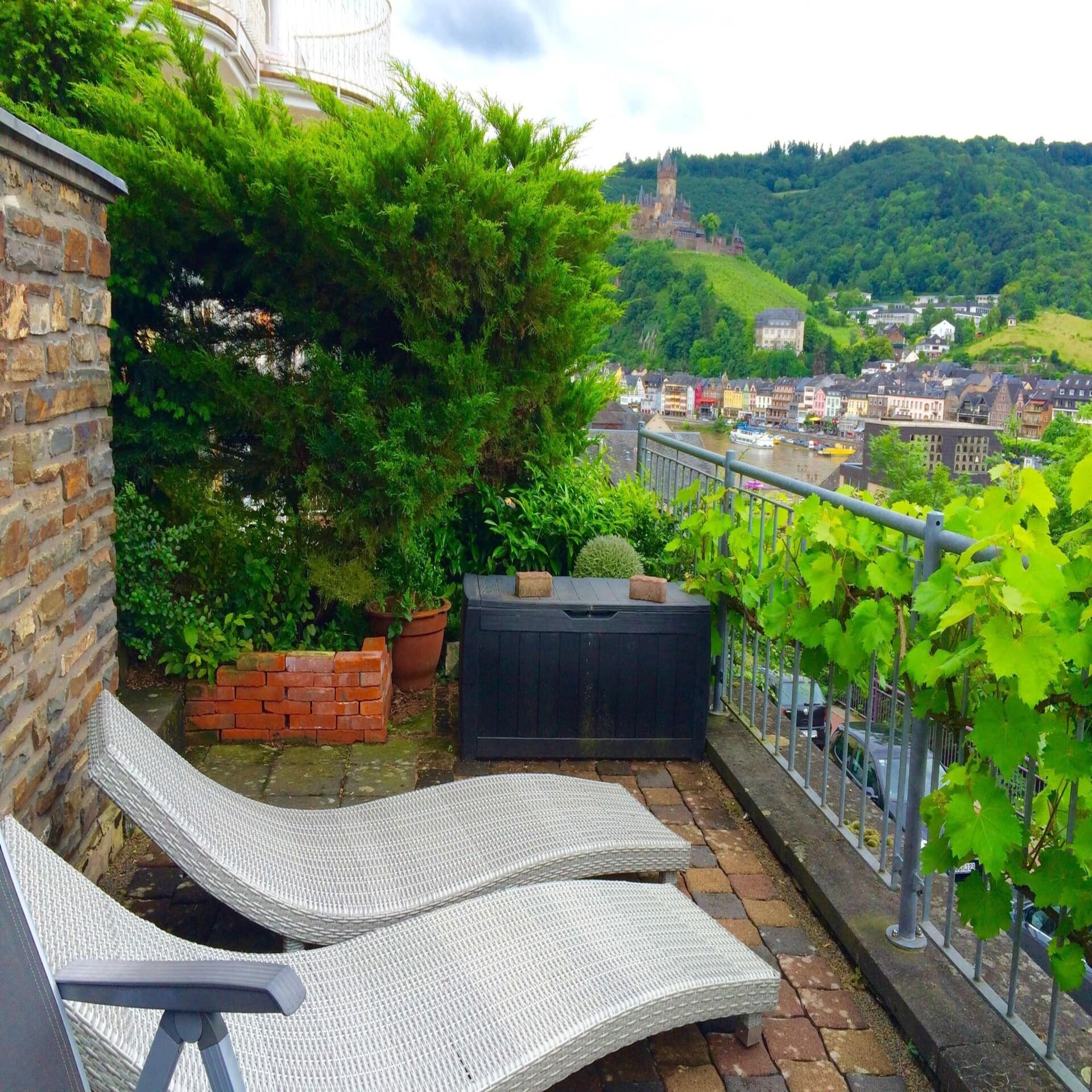 Balkon mit 2 Liegen und Blick auf die Mosel und Cochem.