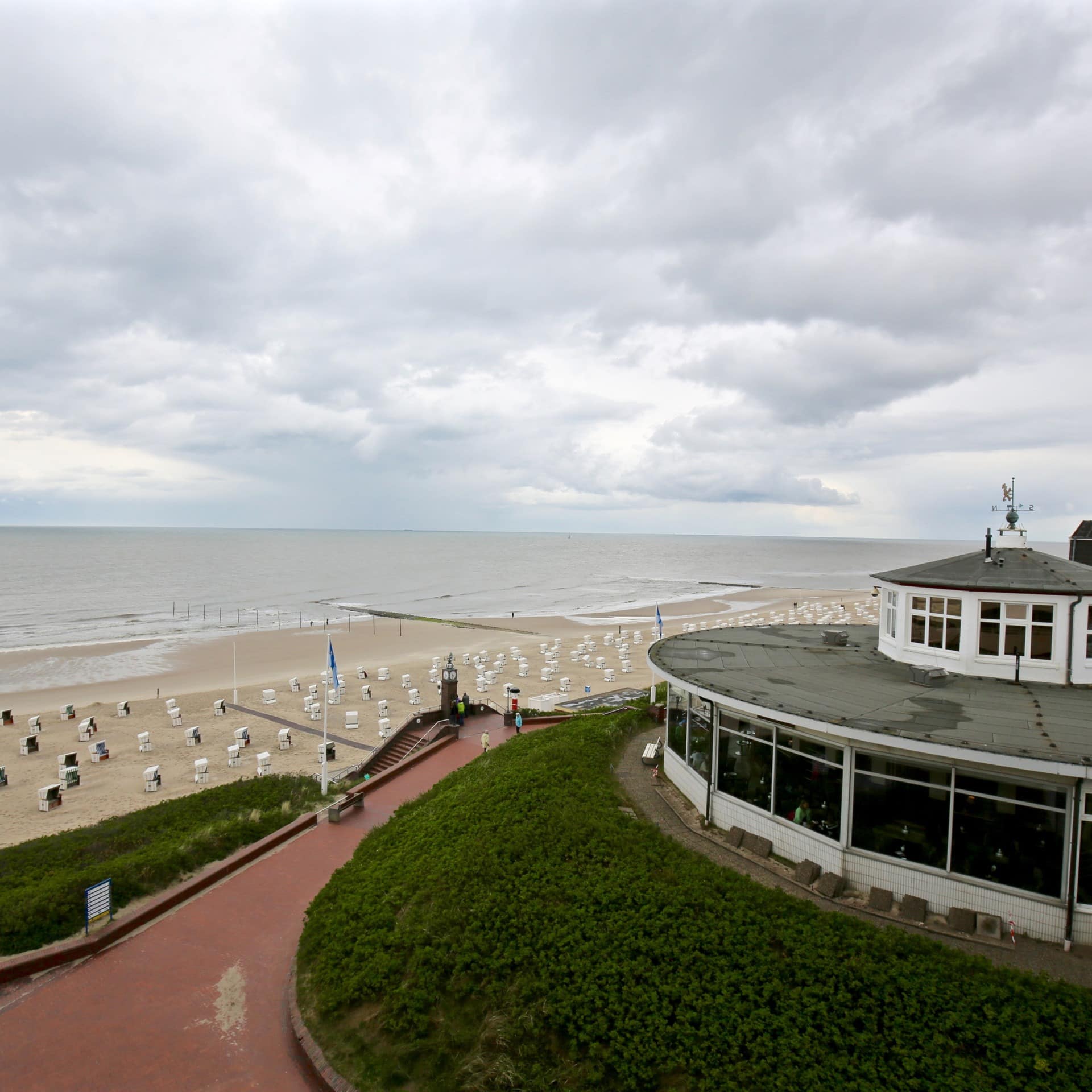 Blick vom Balkon einer Ferienwohnung mit Meerblick auf den Strand von Wangerooge