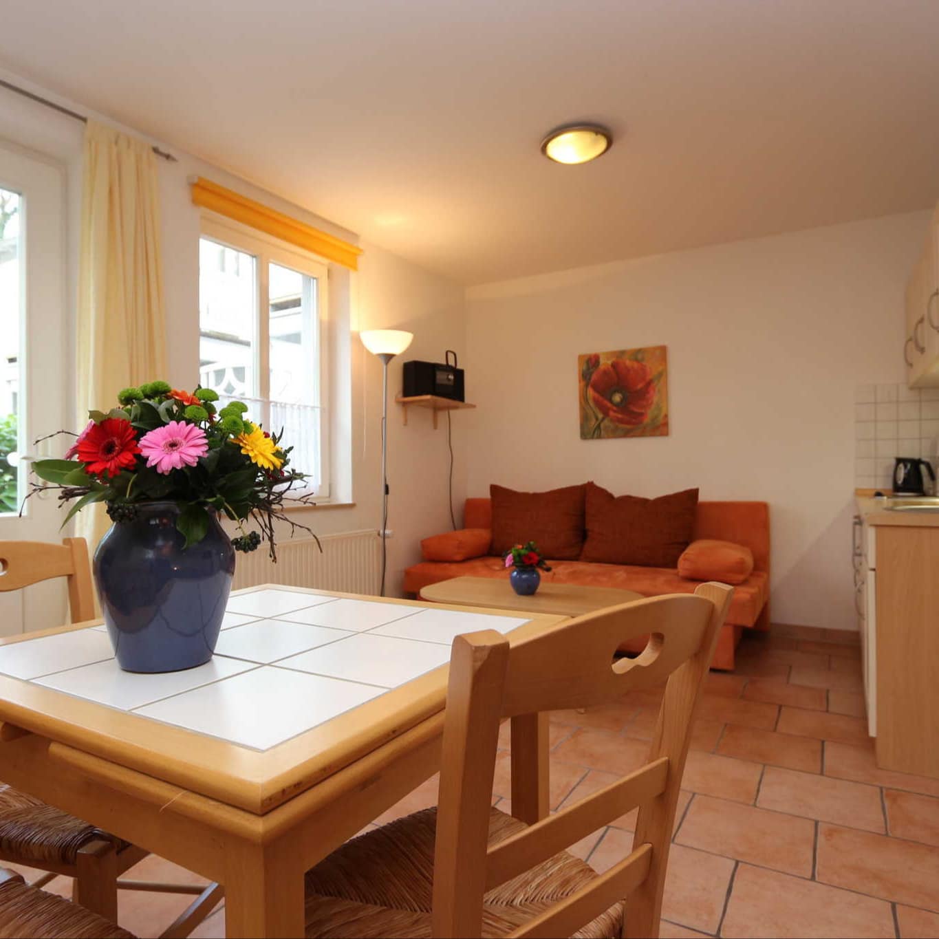 Ferienwohnung in Zinnowitz mit gemütlicher Wohnküche und Blick ins Grüne