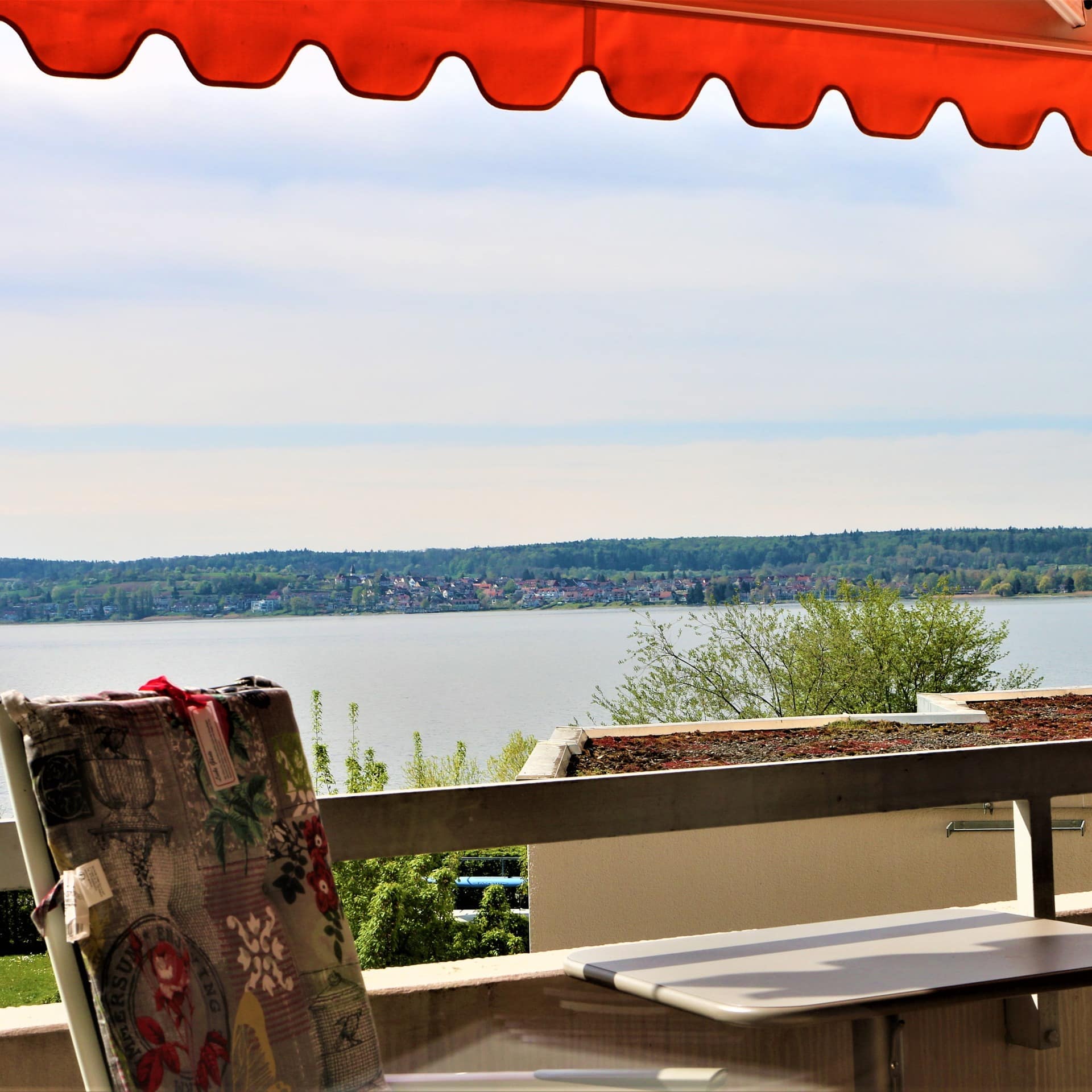 Blick auf den See vom Balkon mit Stühlen einer Ferienwohnung in Überlingen