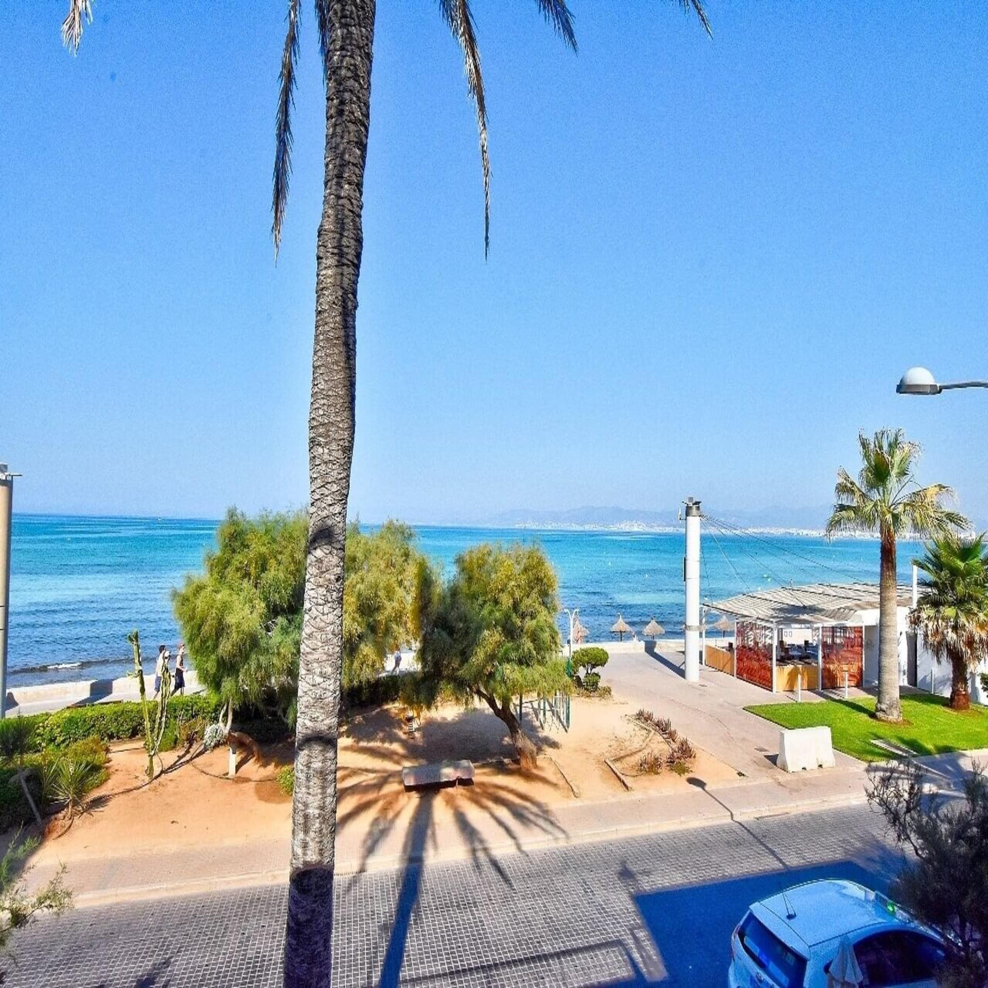 Blick von einem Balkon auf den Strand von El Arenal bei Tageslicht. 