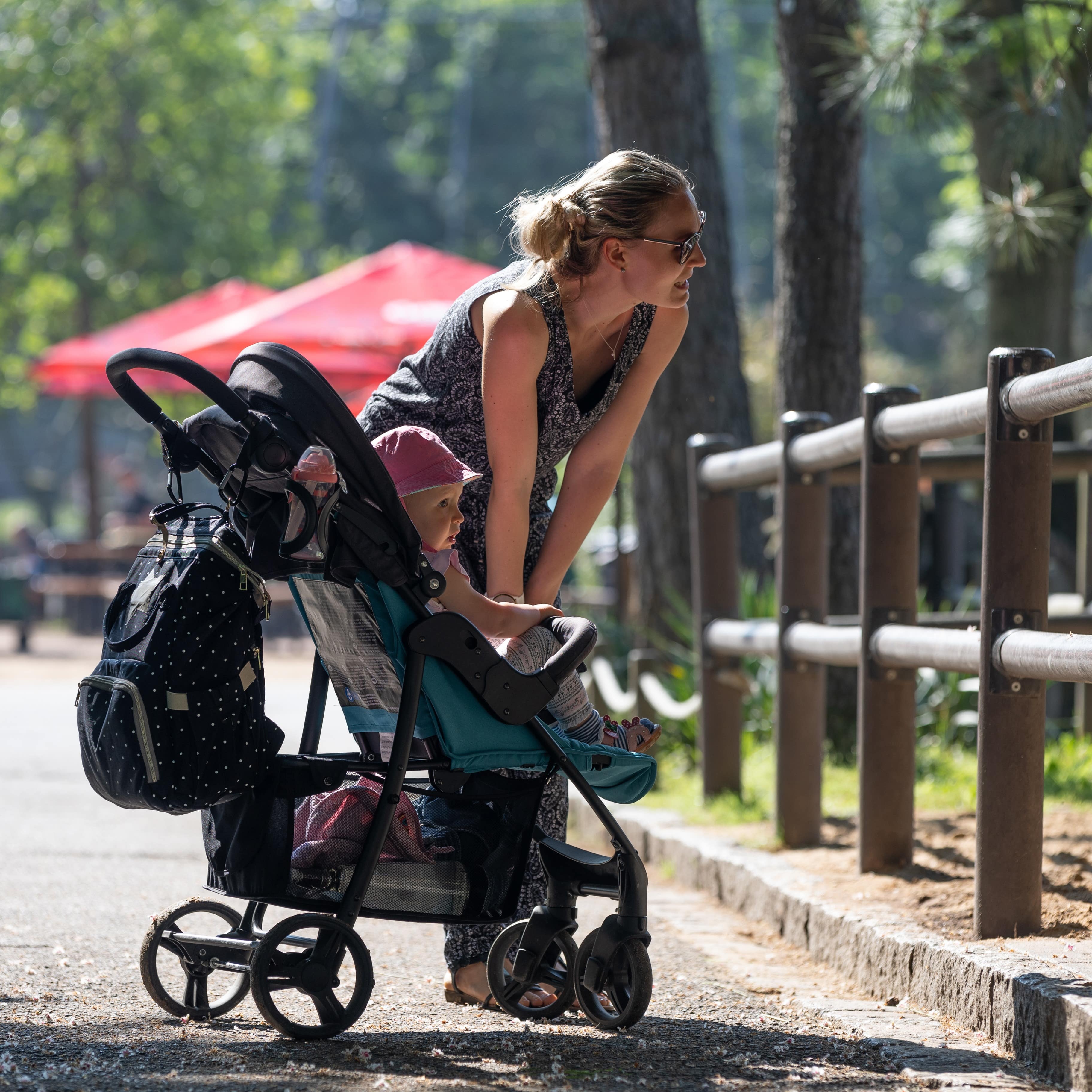 Eine Mutter mit Kinderwagen in einem Zoo