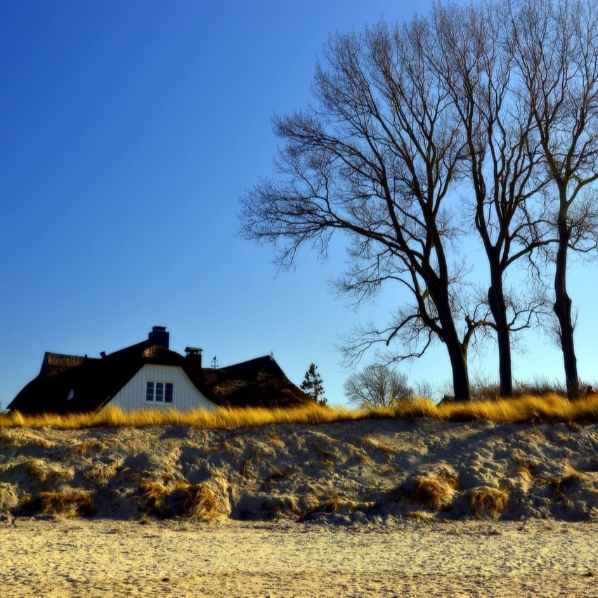 Blick vom Strand auf ein Haus an der Ostsee direkt am Strand