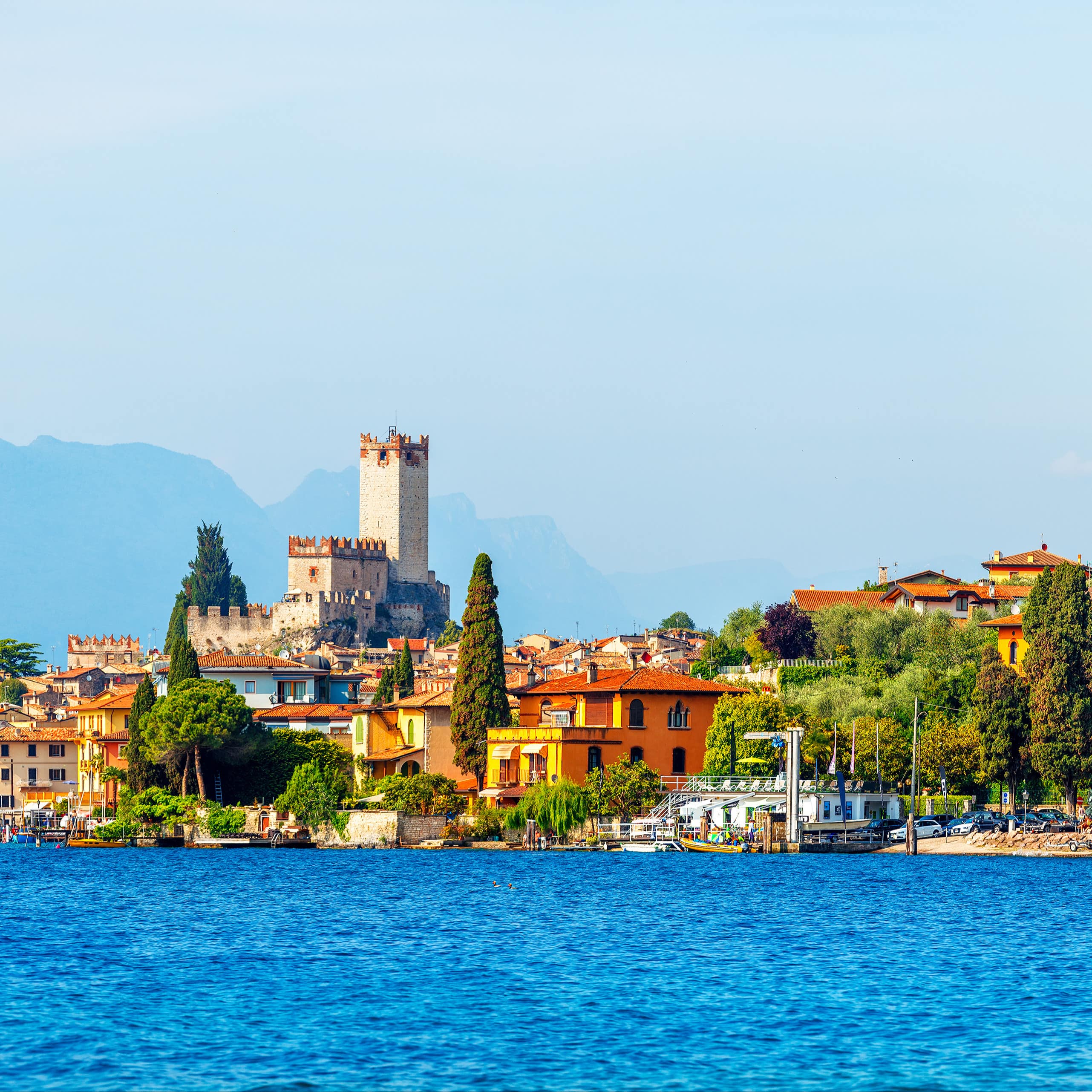 Blick vom Gardasee auf Malcesine.