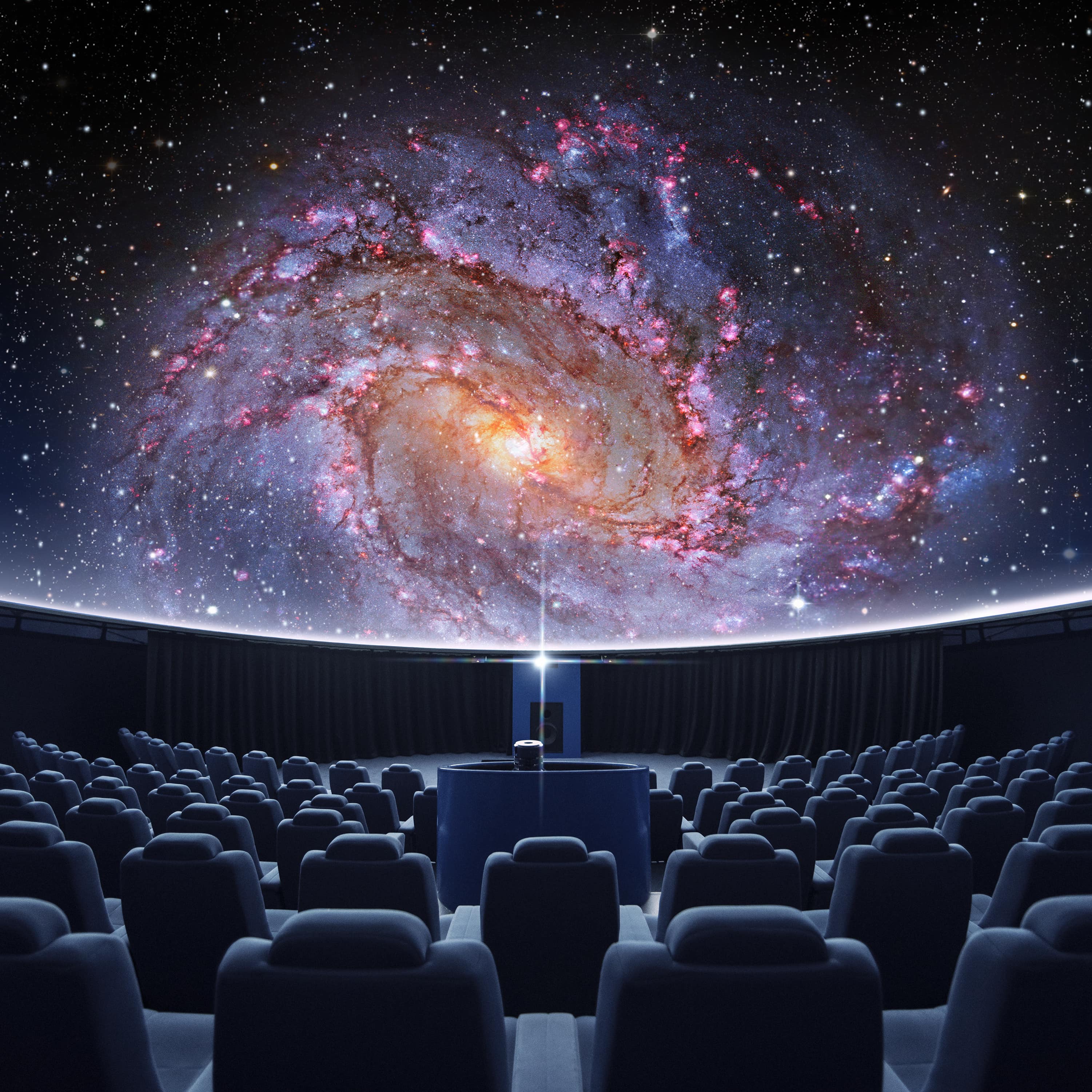 Im Planetarium wird eine Galaxie an die Decke projiziert.