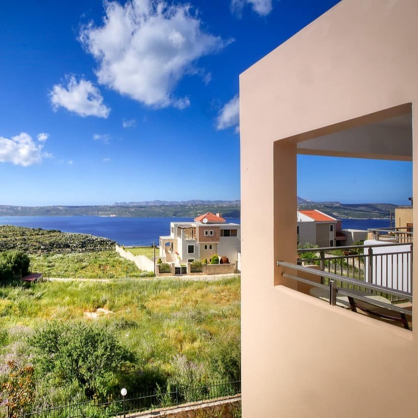 Die Aussichten von einem Haus auf Kreta auf die Natur und das Wasser